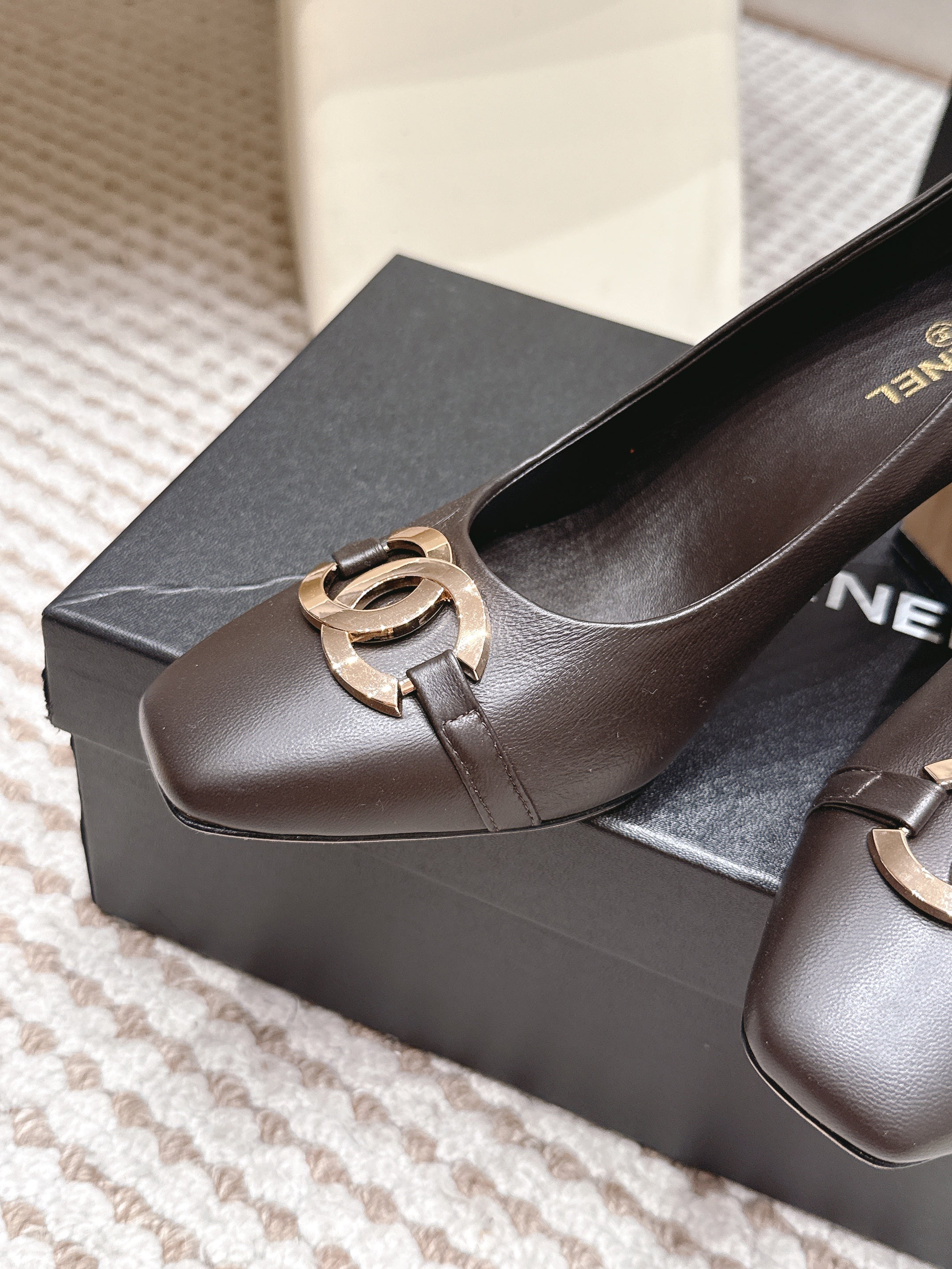 CHANEL 26S HIGH HEELS 95 MM IN DARK BROWN CALFSKIN WITH GOLD-TONE CC LOGO