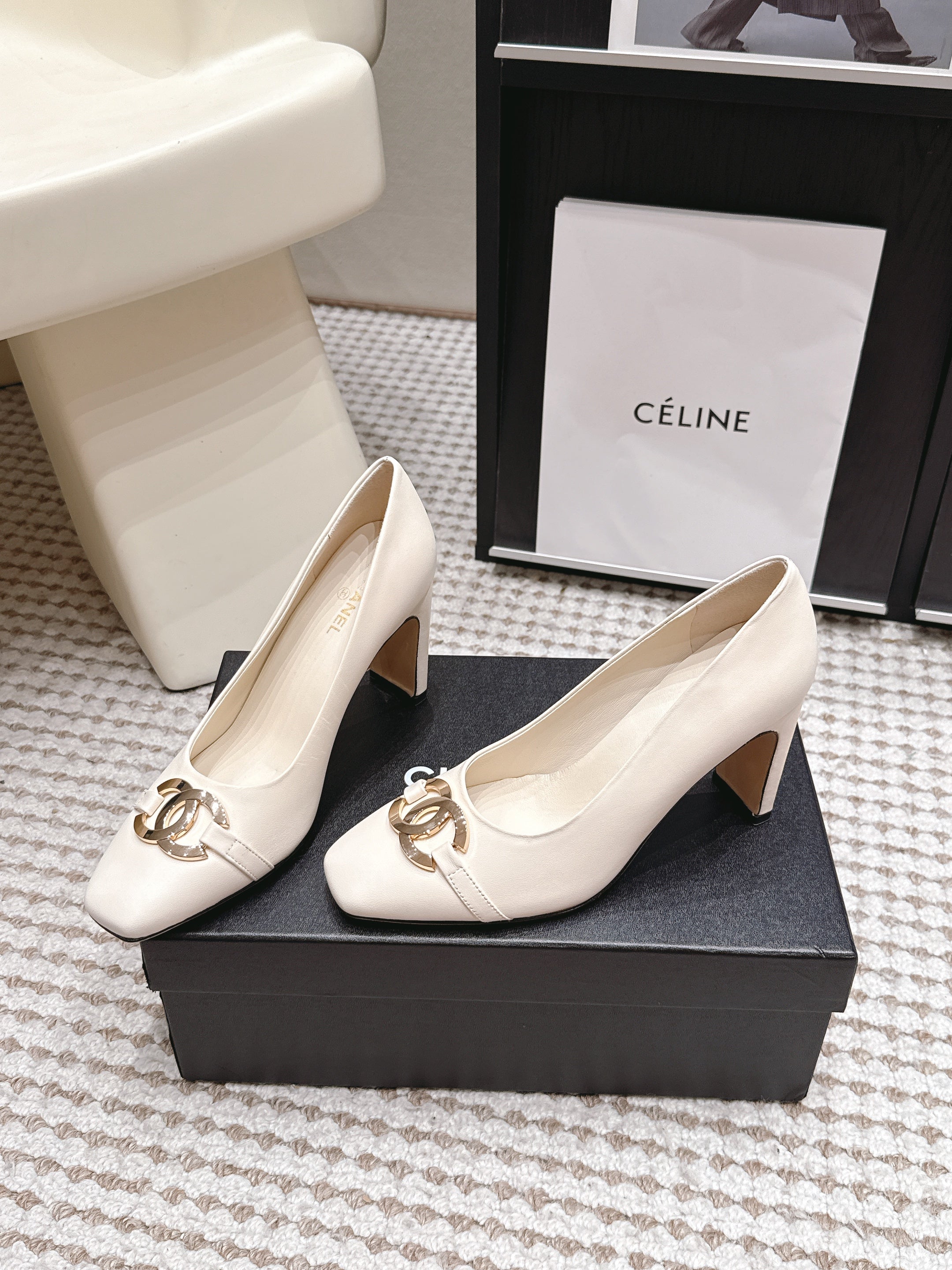 CHANEL 26S HIGH HEELS 95 MM IN WHITE CALFSKIN WITH GOLD-TONE CC LOGO