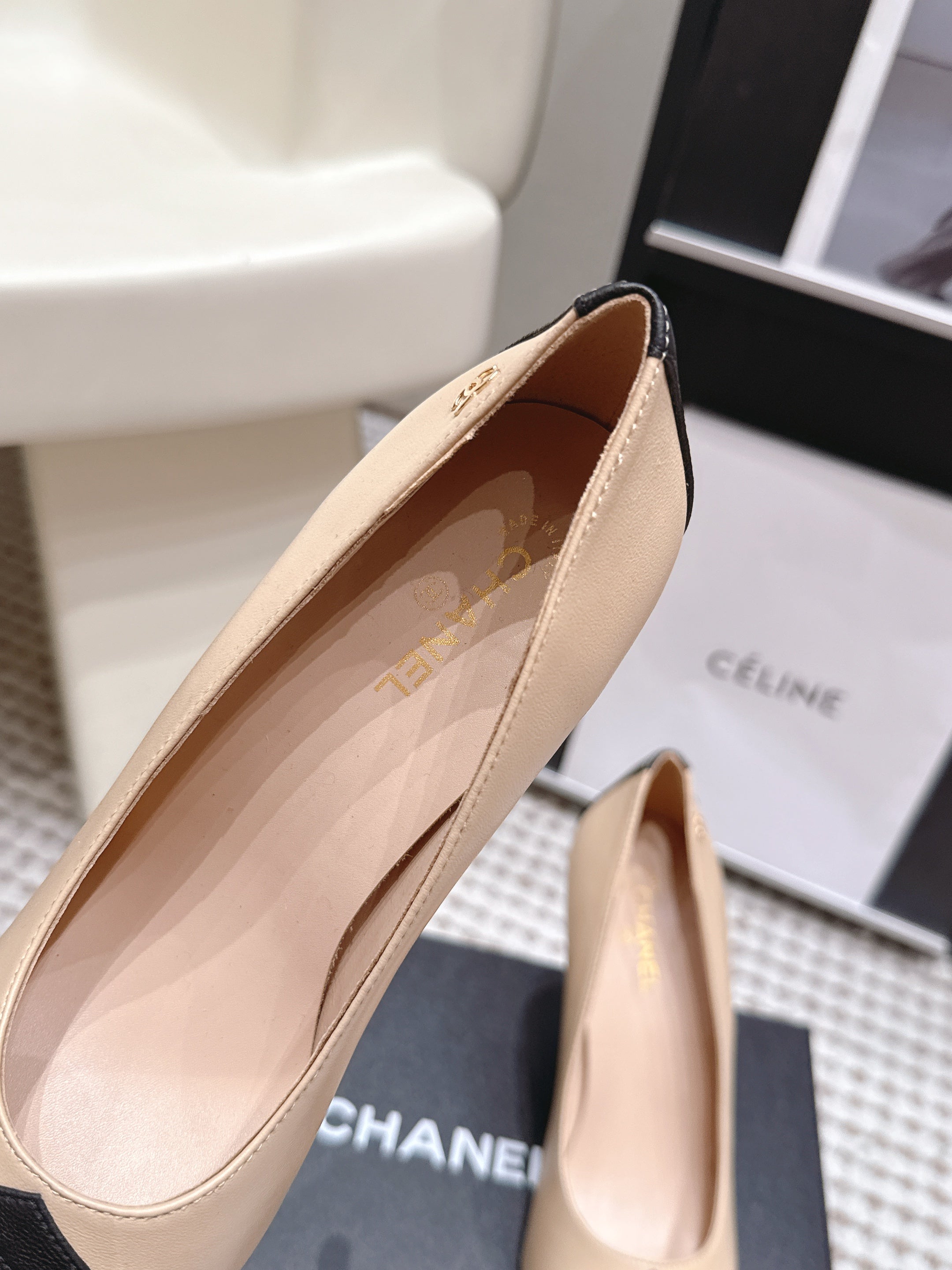 CHANEL 26S HIGH HEELS IN BEIGE LAMBSKIN WITH BLACK CHEVRON-QUILTED TOE