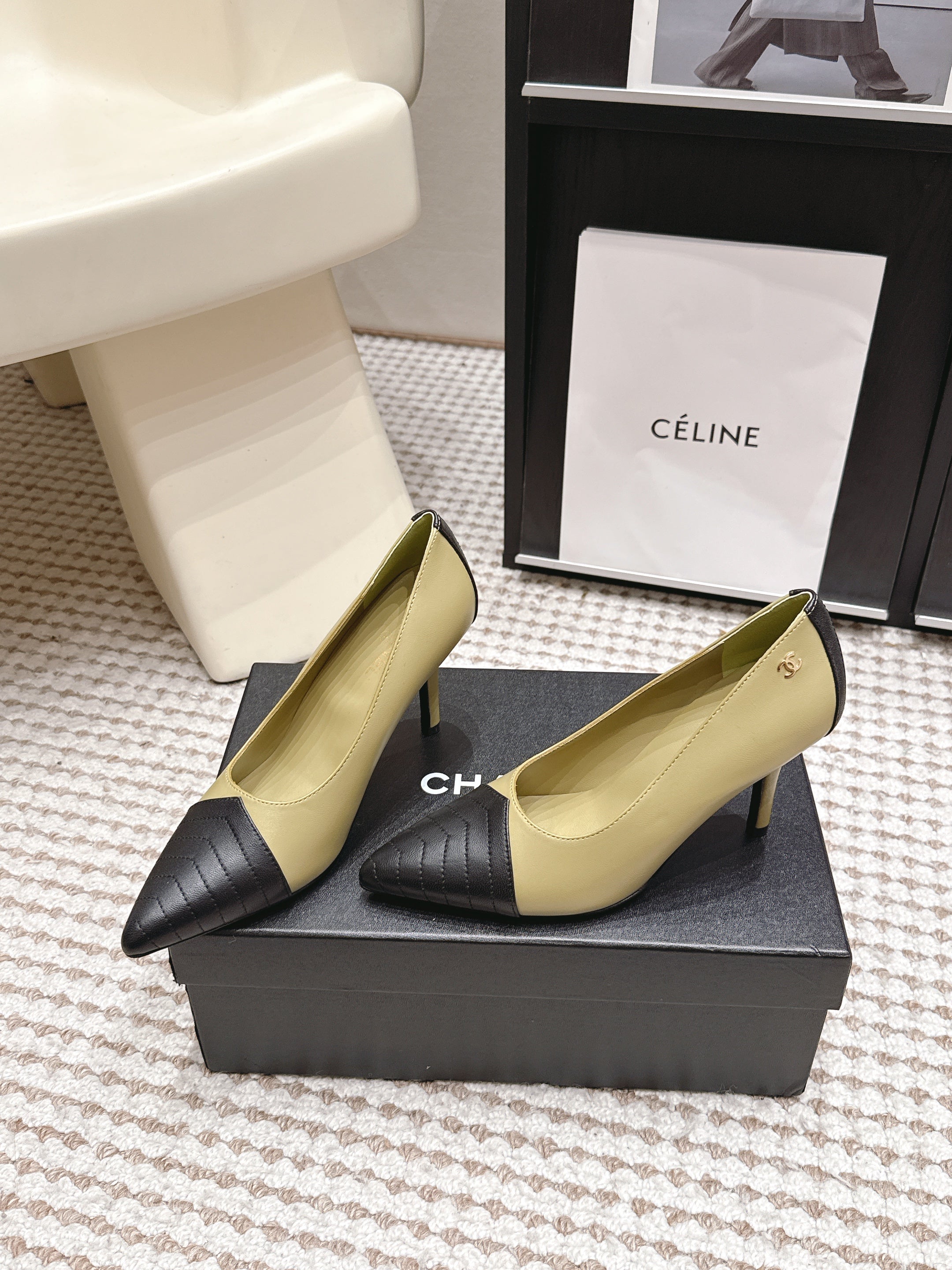 CHANEL 26S HIGH HEELS IN CREAM BEIGE LAMBSKIN WITH BLACK CHEVRON-QUILTED TOE