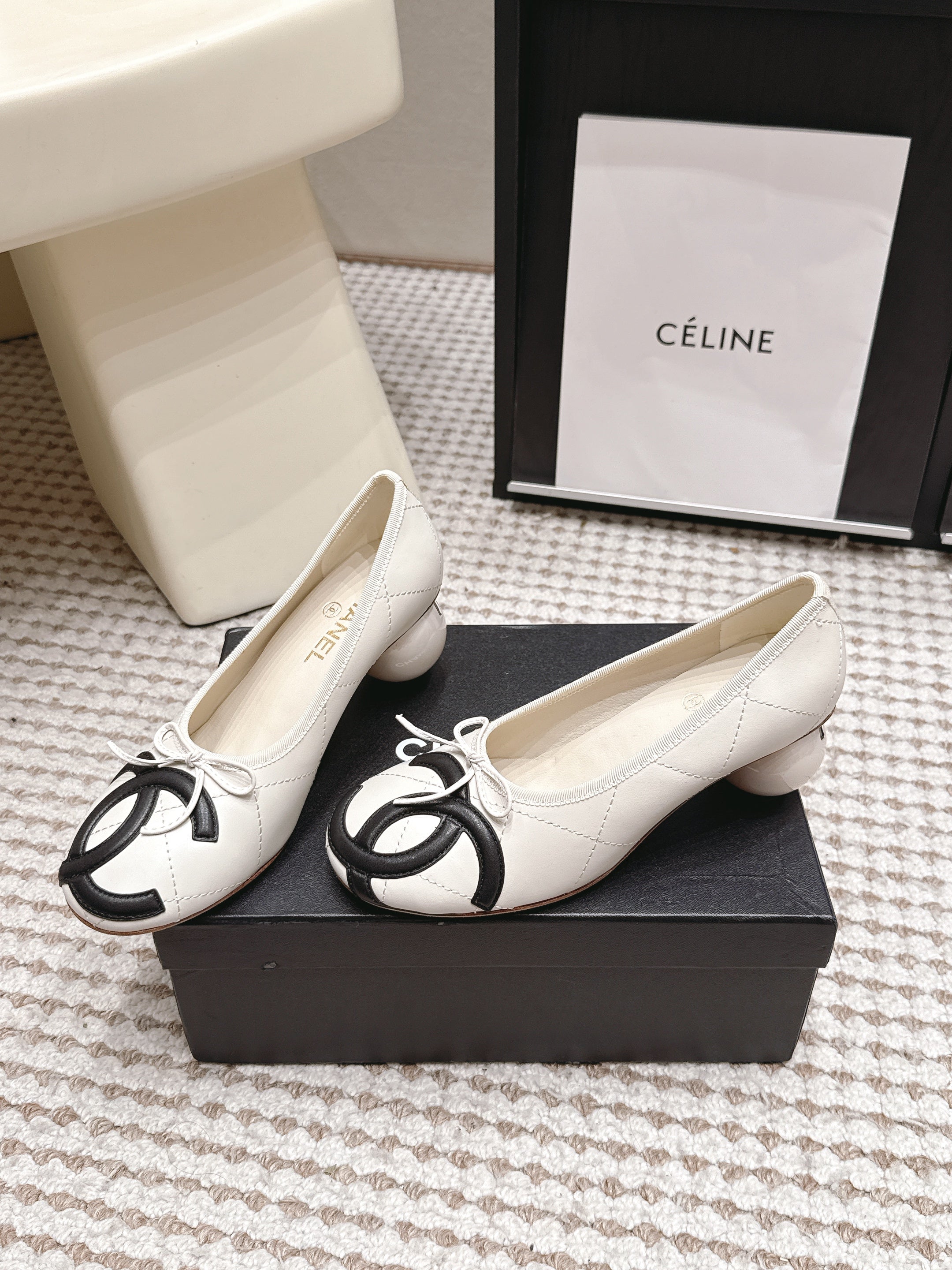 CHANEL 26S PEARL HIGH HEELS 55 MM IN WHITE CALFSKIN WITH BLACK CC LOGO