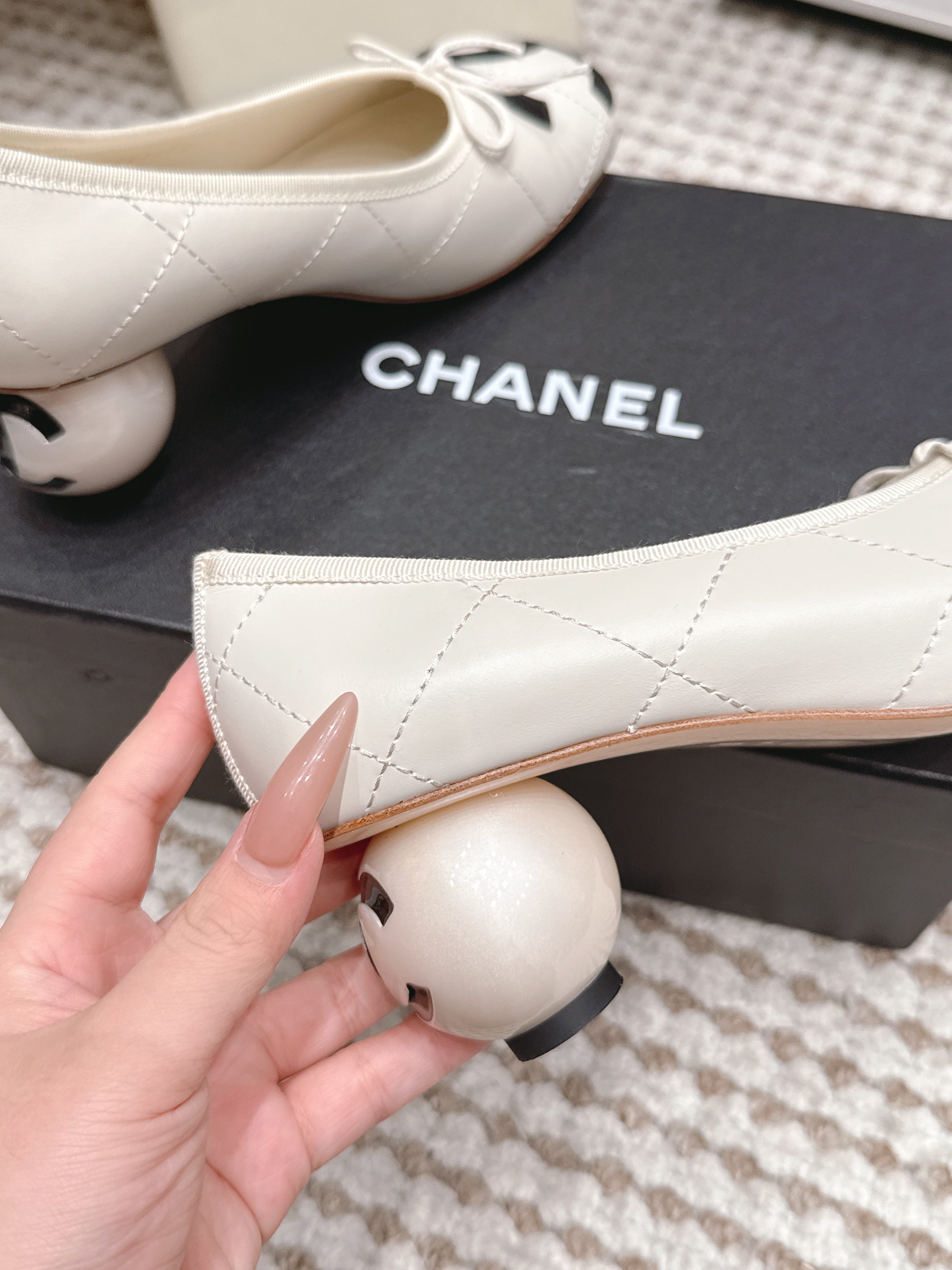 CHANEL 26S PEARL HIGH HEELS 55 MM IN WHITE CALFSKIN WITH BLACK CC LOGO