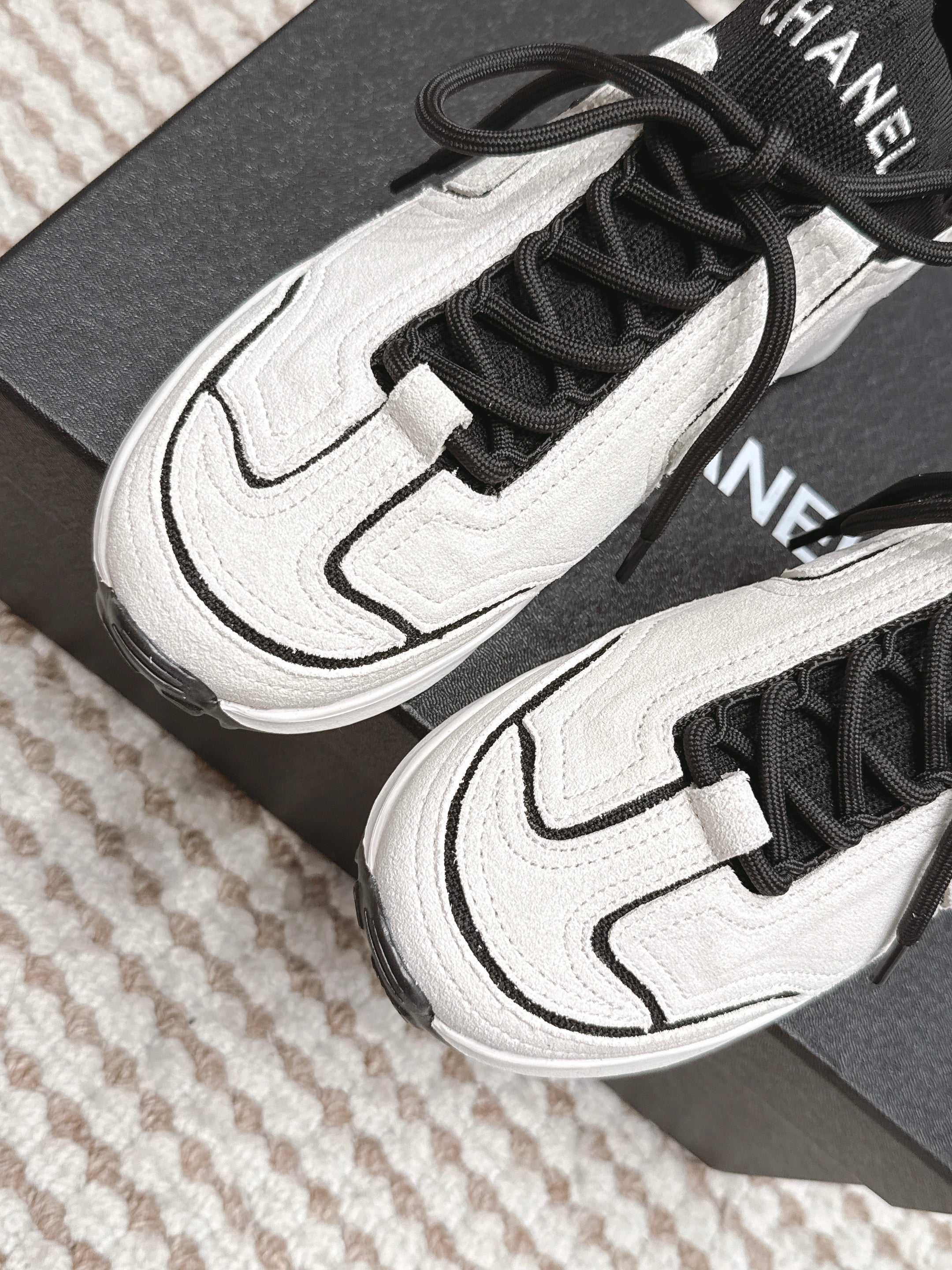 CHANEL 26S PLATFORM SNEAKERS 30 MM IN WHITE SUEDE WITH BLACK FABRIC