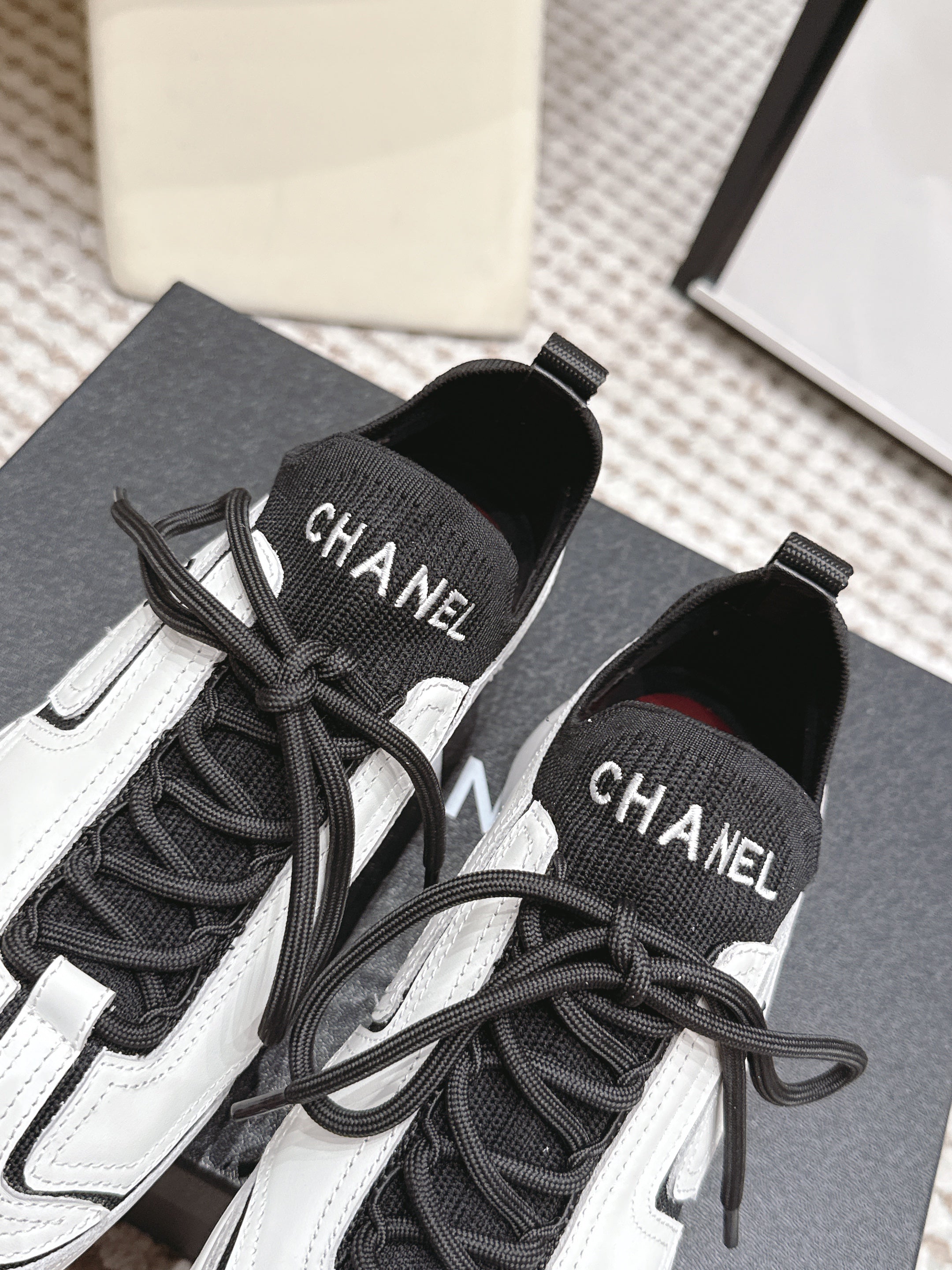CHANEL 26S PLATFORM SNEAKERS 30 MM IN WHITE CALFSKIN WITH BLACK FABRIC