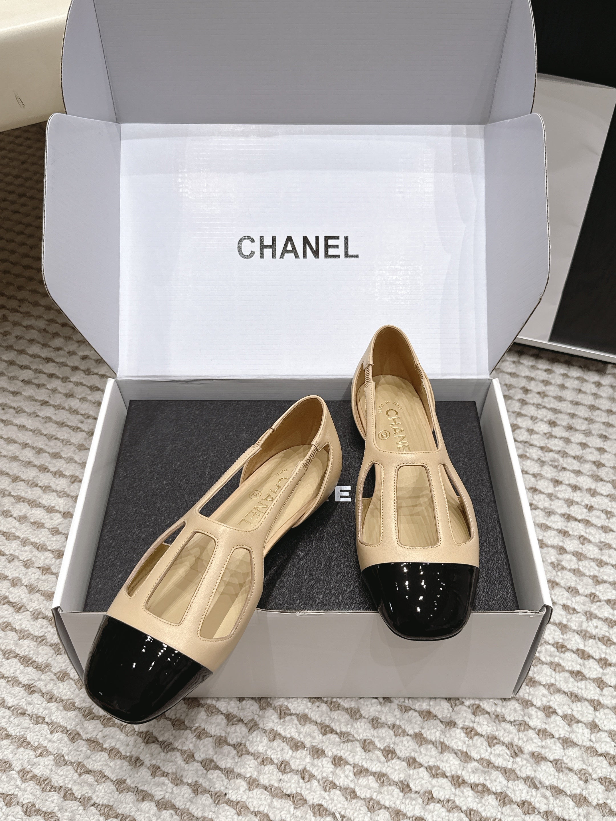 CHANEL 26S ROUND TOE MARY JANE FLATS IN OFF BEIGE CUTOUT CALFSKIN WITH BLACK PATENT TOE