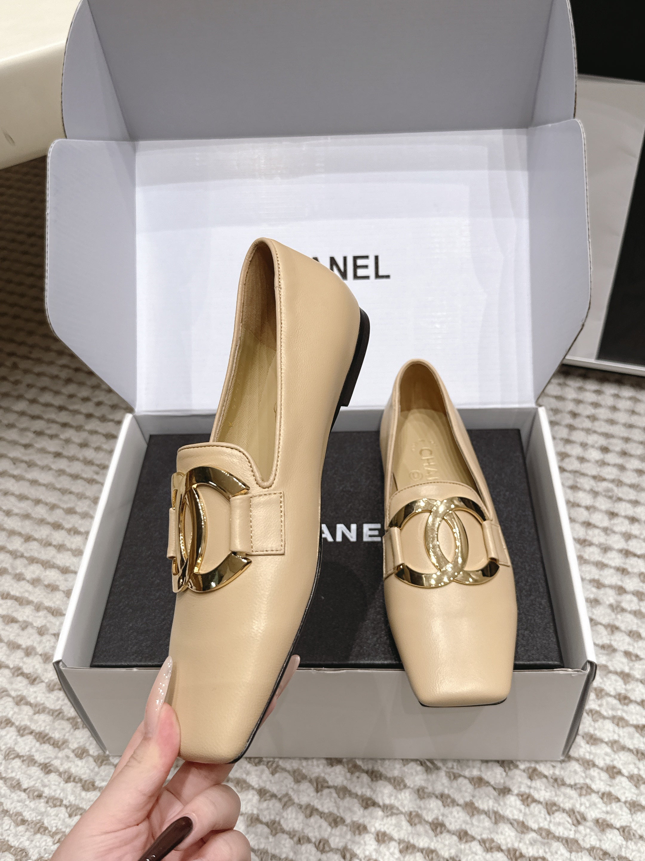 CHANEL 26S SQUARE TOE FLATS IN BEIGE CALFSKIN WITH GOLD TONE CC LOGO