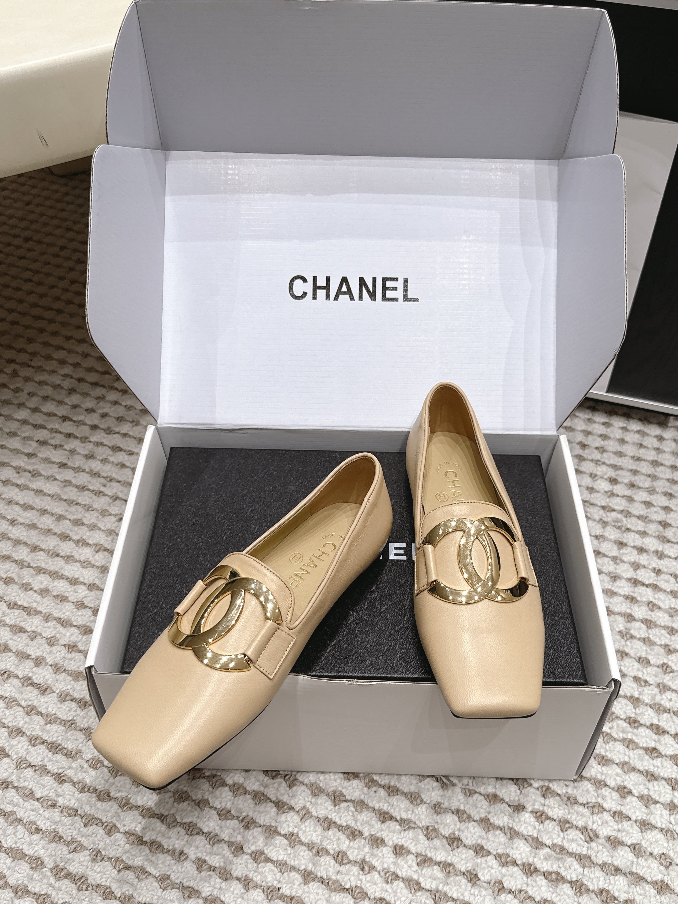 CHANEL 26S SQUARE TOE FLATS IN BEIGE CALFSKIN WITH GOLD TONE CC LOGO