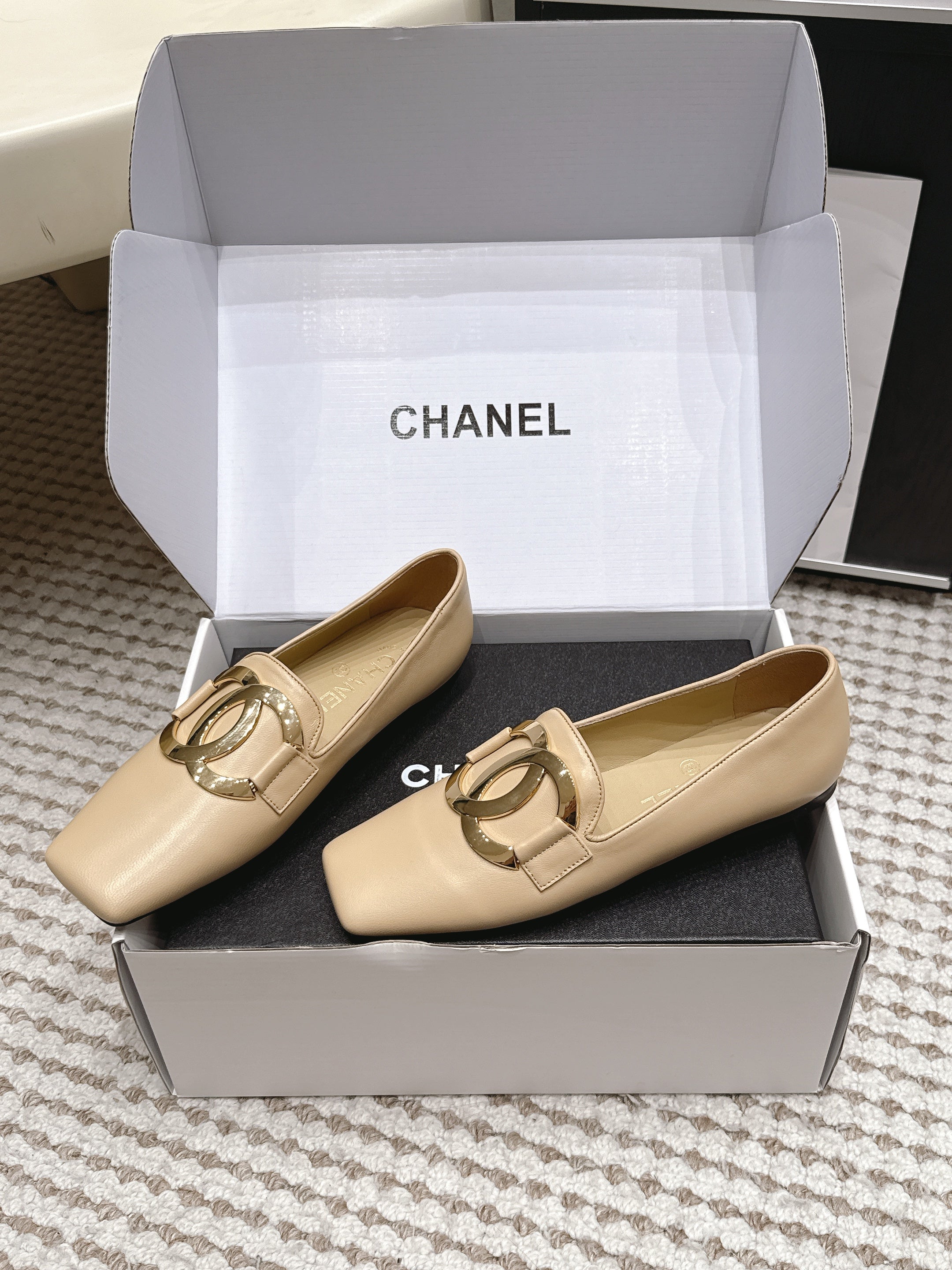 CHANEL 26S SQUARE TOE FLATS IN BEIGE CALFSKIN WITH GOLD TONE CC LOGO