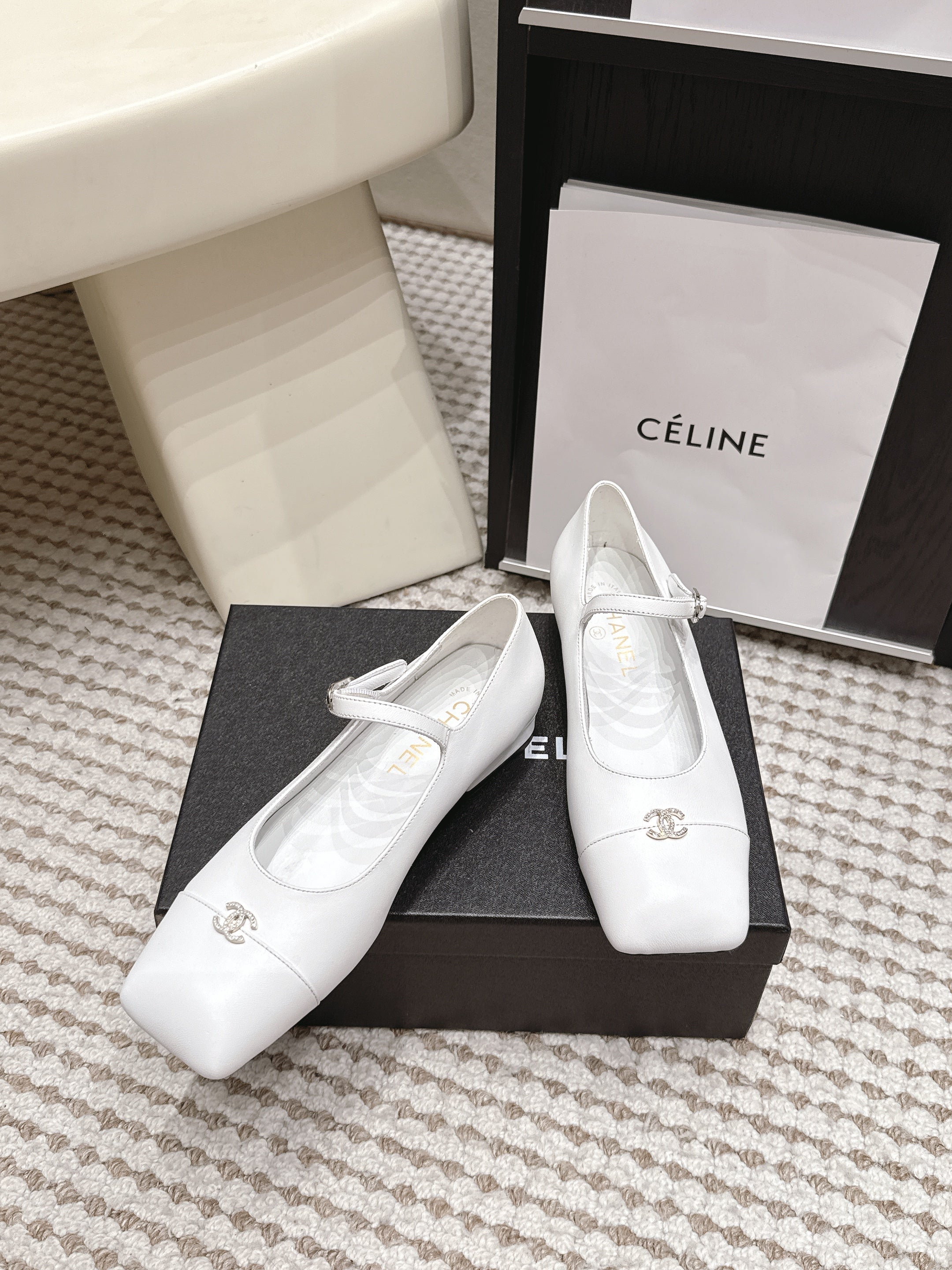 CHANEL 26S SQUARE TOE MARY JANE FLATS IN WHITE CALFSKIN