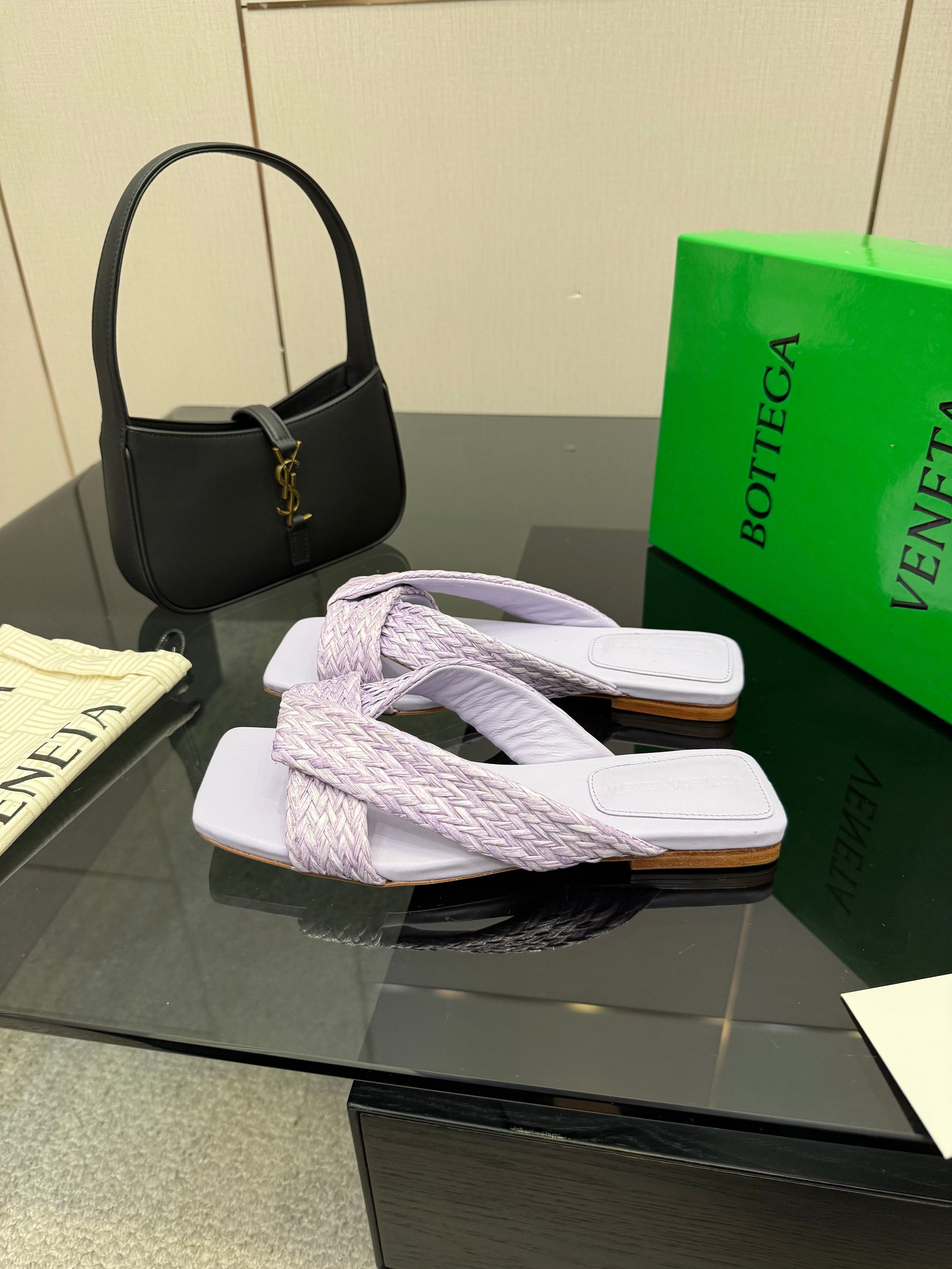 BOTTEGA VENETA 26S SANDALS IN LIGHT PURPLE CALFSKIN AND RAFFIA