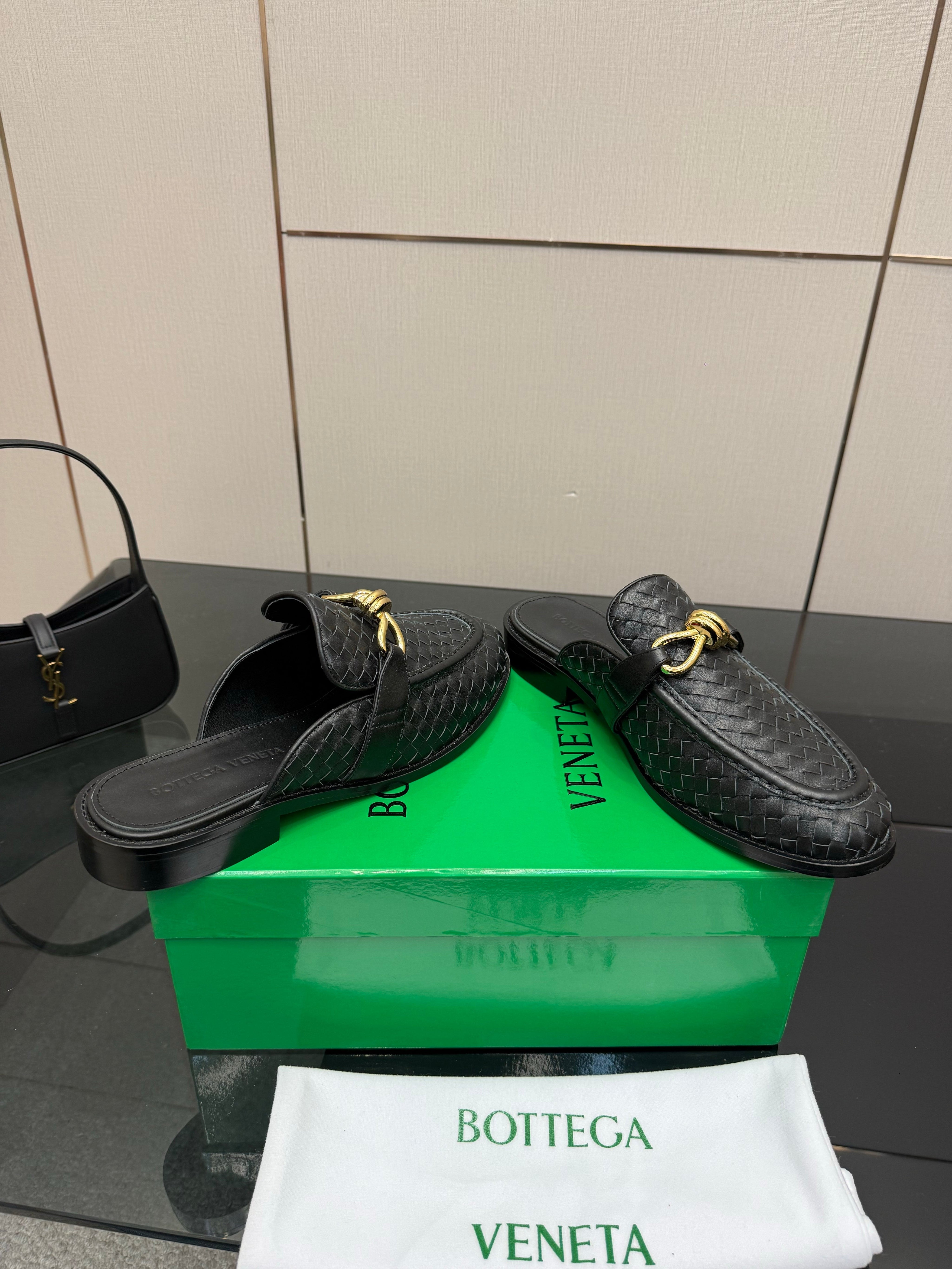 BOTTEGA VENETA 26S BACKLESS LOAFERS IN BLACK TECHNICAL WOVEN CALFSKIN