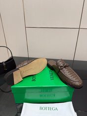 BOTTEGA VENETA 26S BACKLESS LOAFERS IN BROWN TECHNICAL WOVEN CALFSKIN STYLE 1