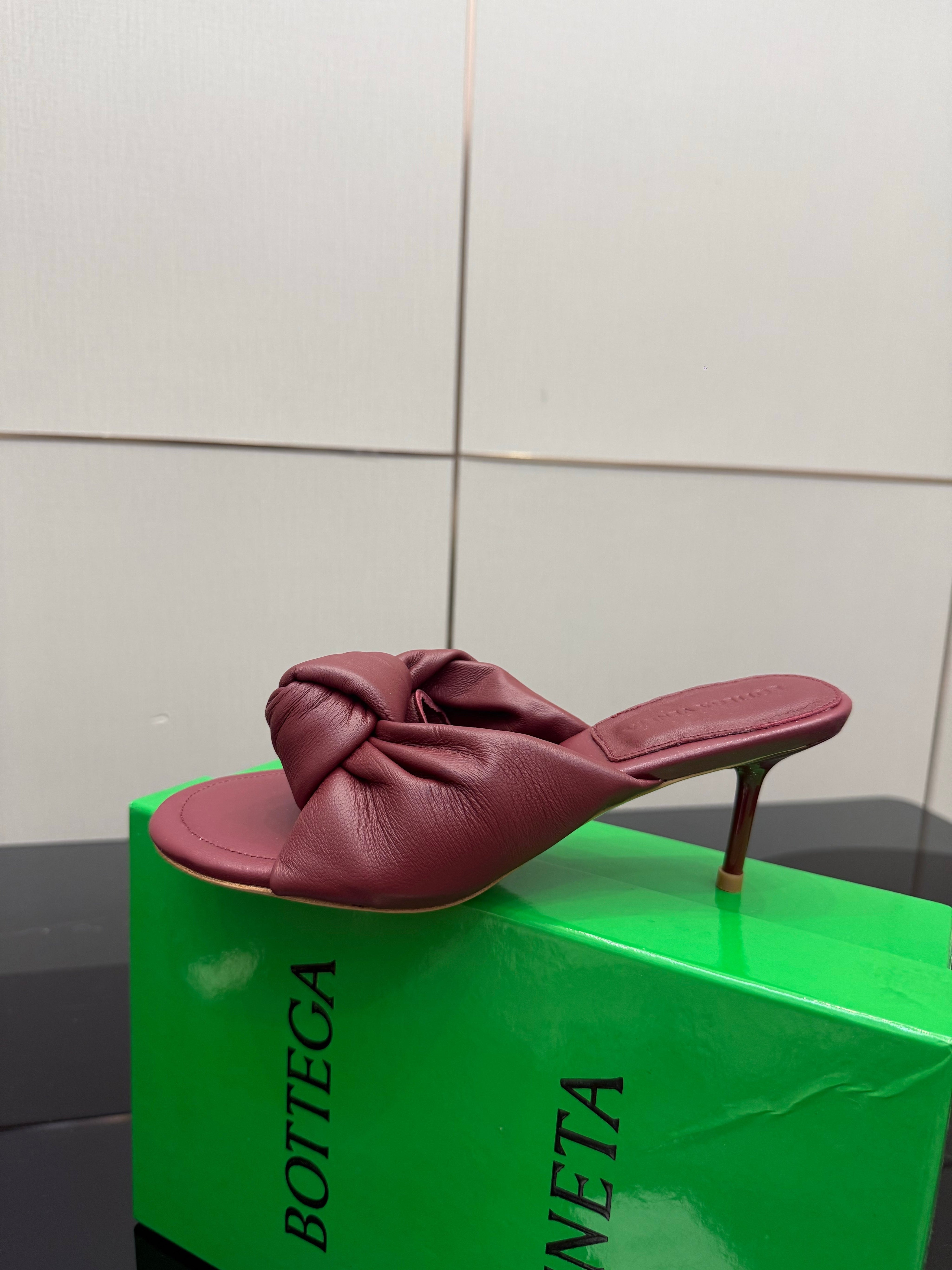BOTTEGA VENETA 26S KNOT-STRAP HIGH-HEEL SANDALS IN DARK RED LAMBSKIN