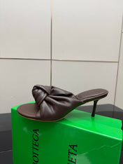 BOTTEGA VENETA 26S KNOT-STRAP HIGH-HEEL SANDALS IN BROWN LAMBSKIN