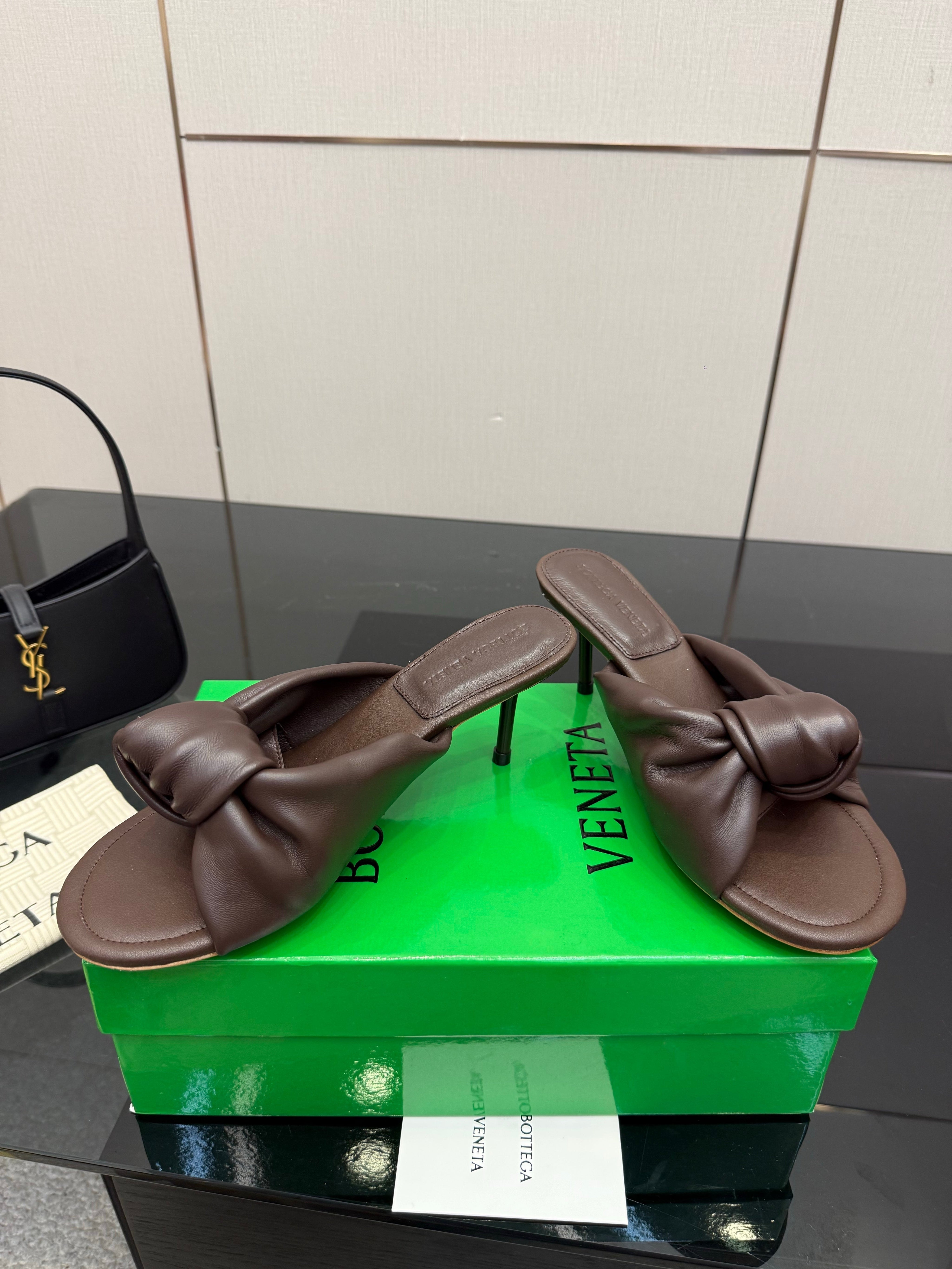 BOTTEGA VENETA 26S KNOT-STRAP HIGH-HEEL SANDALS IN BROWN LAMBSKIN