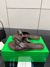 BOTTEGA VENETA 26S SLIDE SANDALS IN BROWN LAMBSKIN