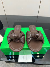 BOTTEGA VENETA 26S SLIDE SANDALS IN BROWN LAMBSKIN