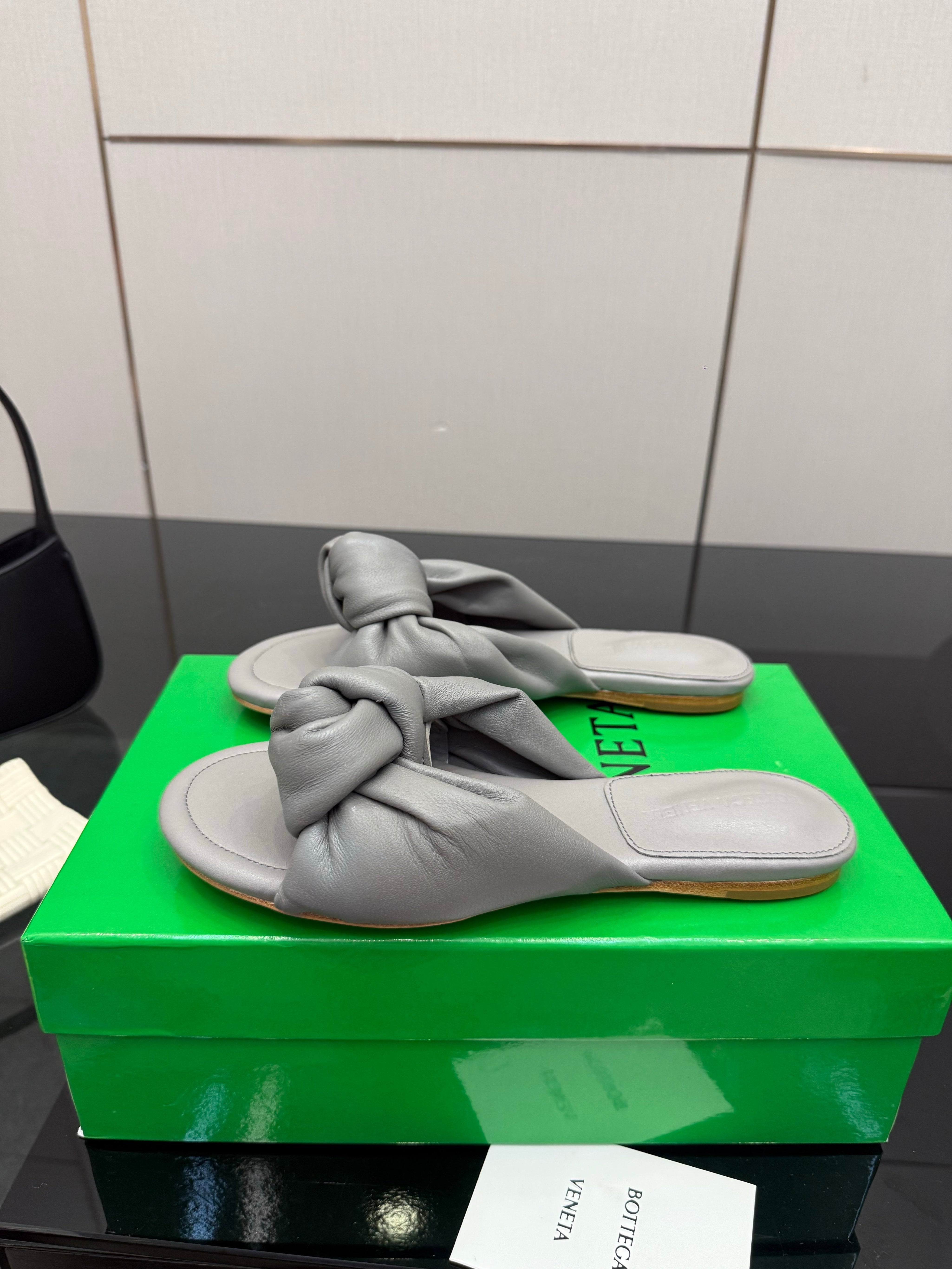 BOTTEGA VENETA 26S SLIDE SANDALS IN DARK GREY LAMBSKIN