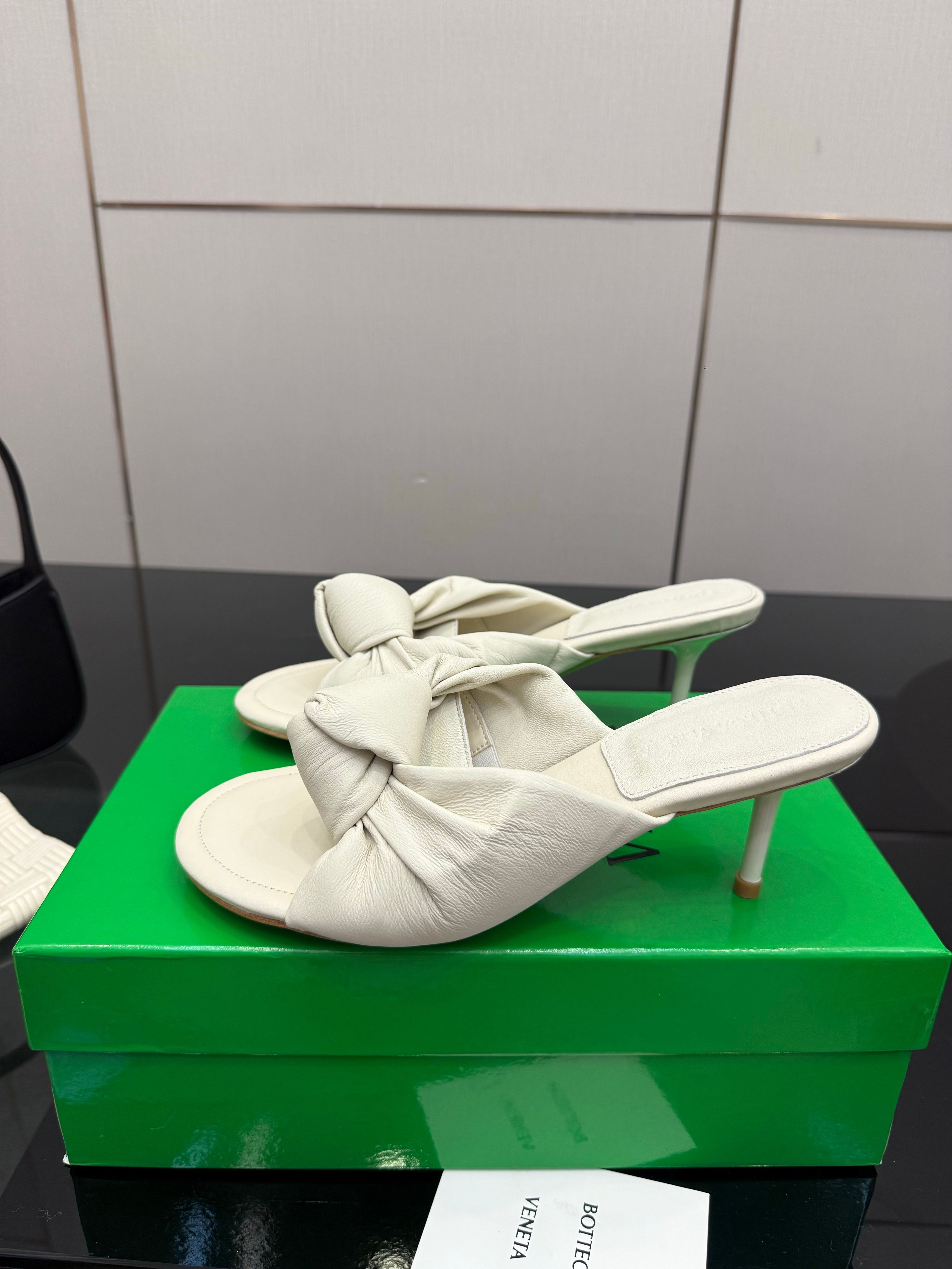 BOTTEGA VENETA 26S KNOT-STRAP HIGH-HEEL SANDALS IN OFF-WHITE LAMBSKIN