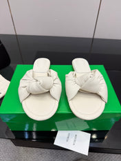 BOTTEGA VENETA 26S SLIDE SANDALS IN OFF-WHITE LAMBSKIN