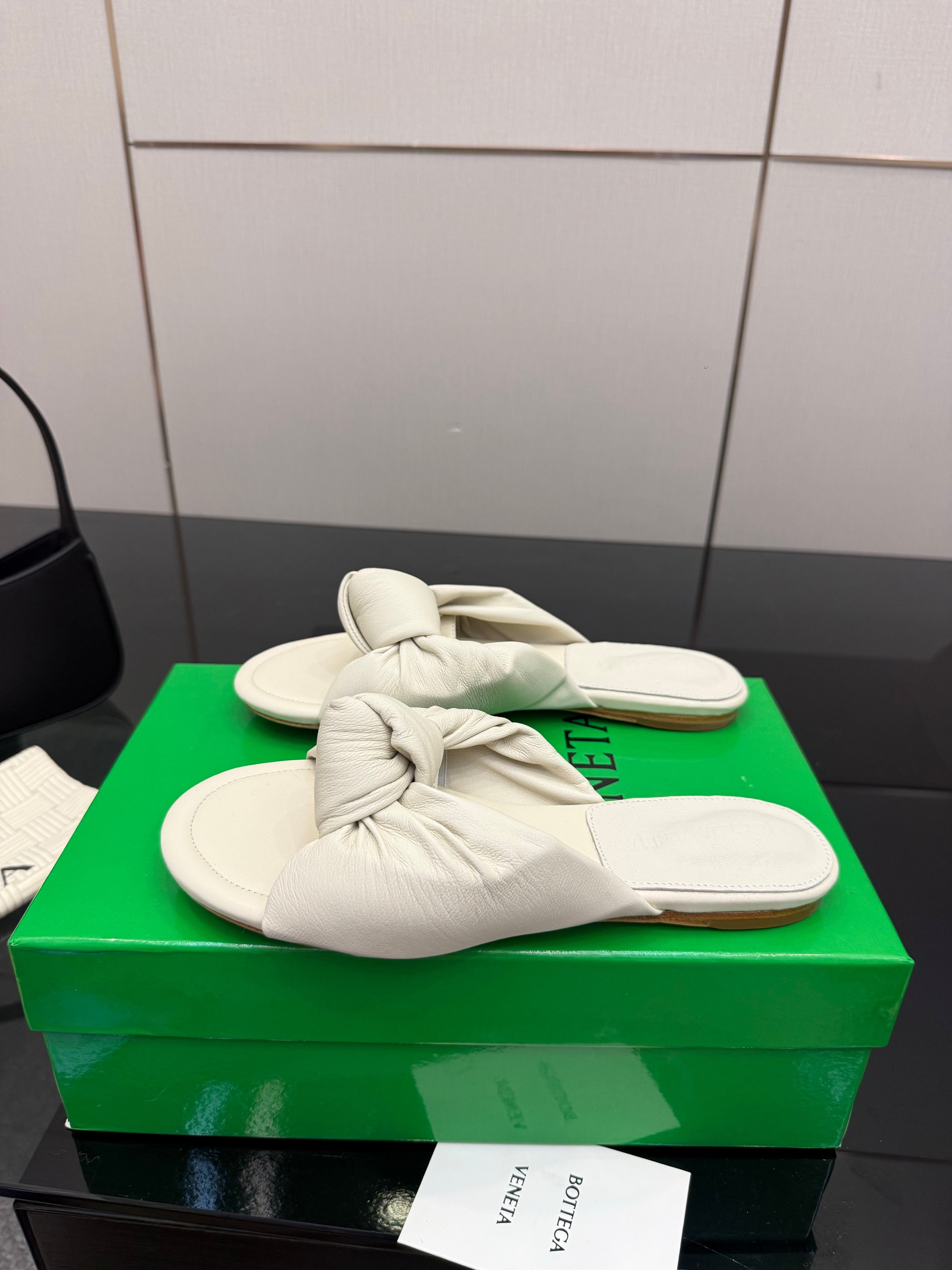BOTTEGA VENETA 26S SLIDE SANDALS IN OFF-WHITE LAMBSKIN