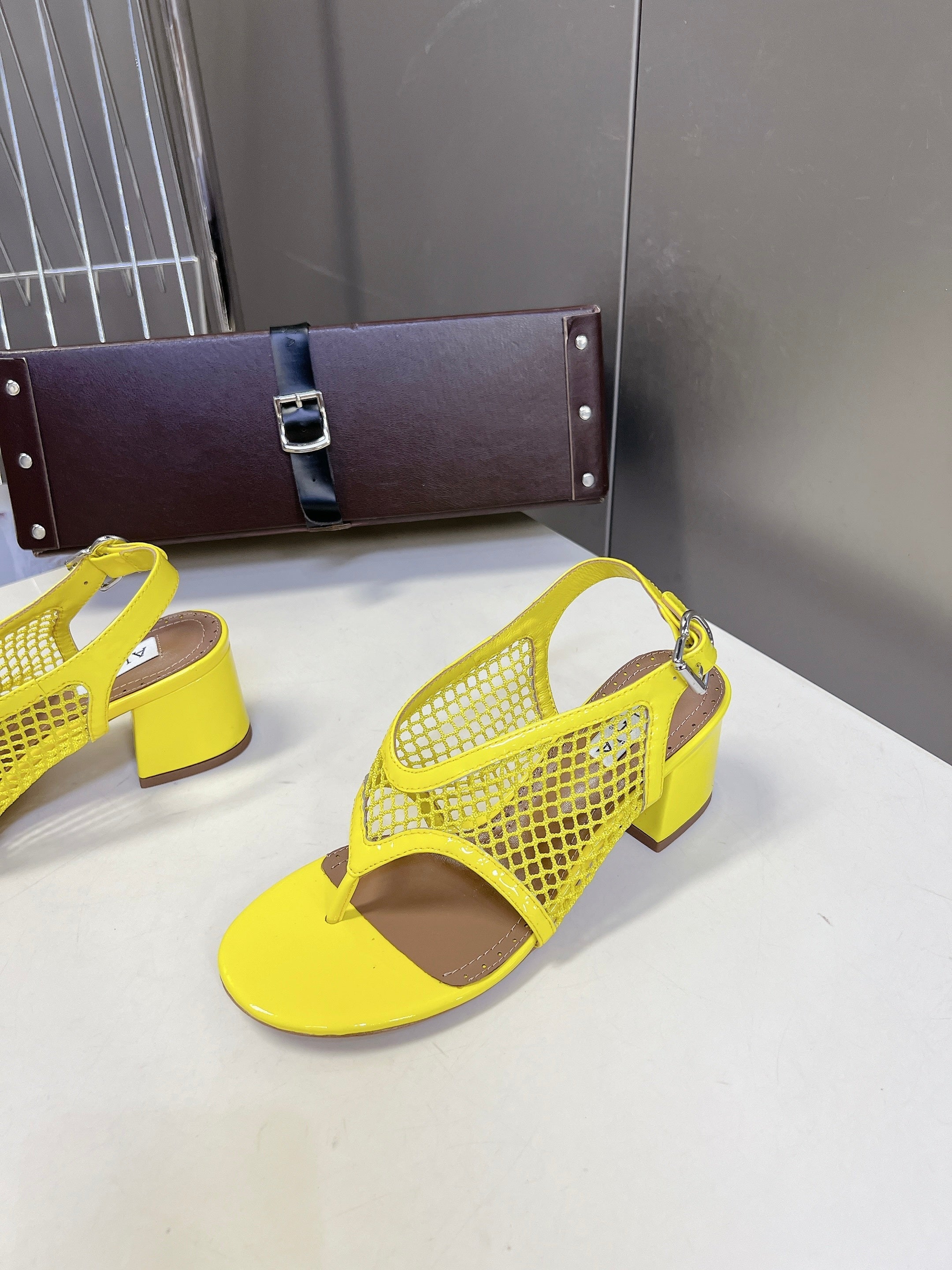 ALAIA 26S MESH THONG HEELS 55 MM IN YELLOW PATENT CALFSKIN