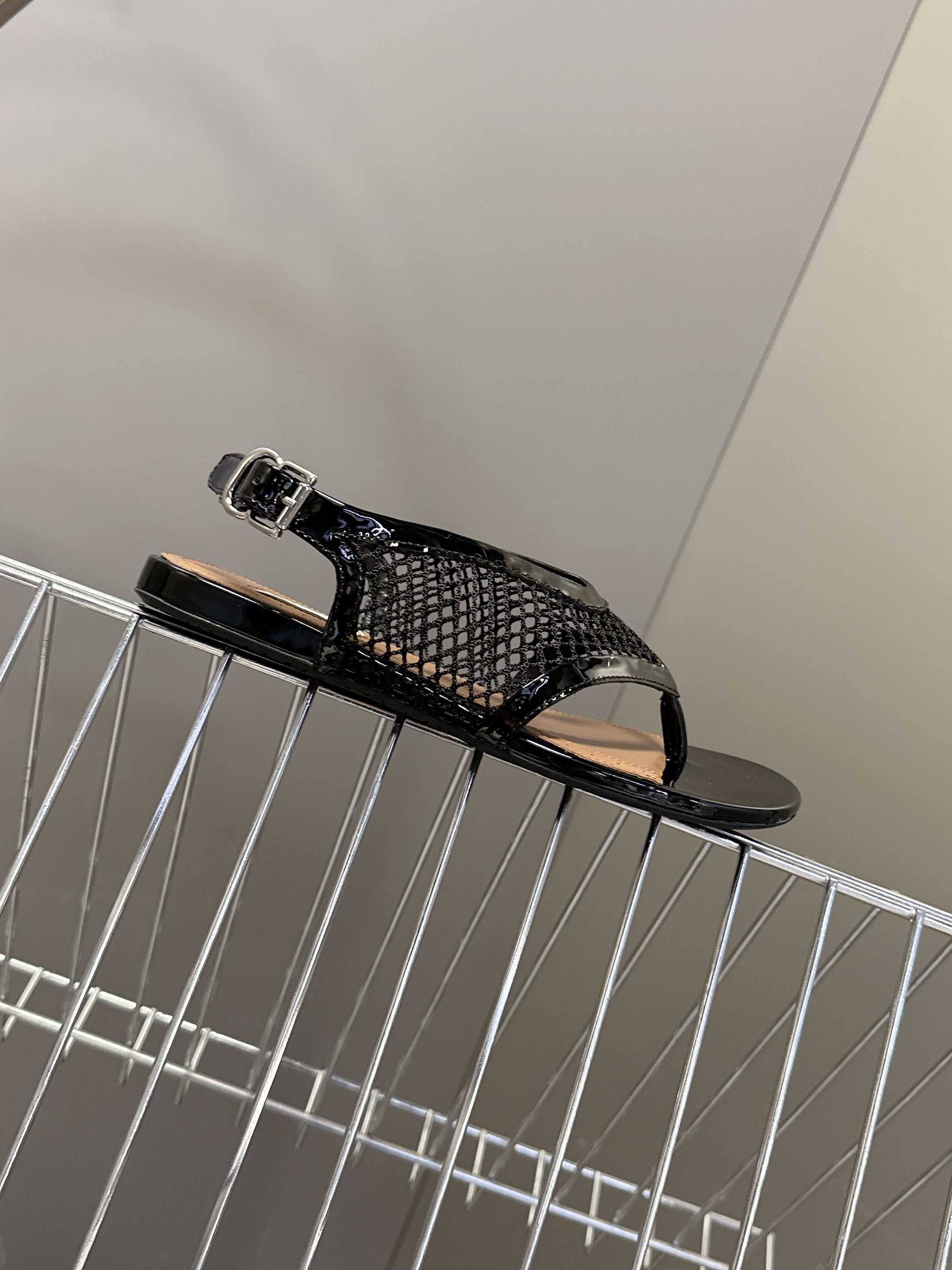 ALAIA 26S FLAT MESH THONG SANDALS IN BLACK PATENT CALFSKIN