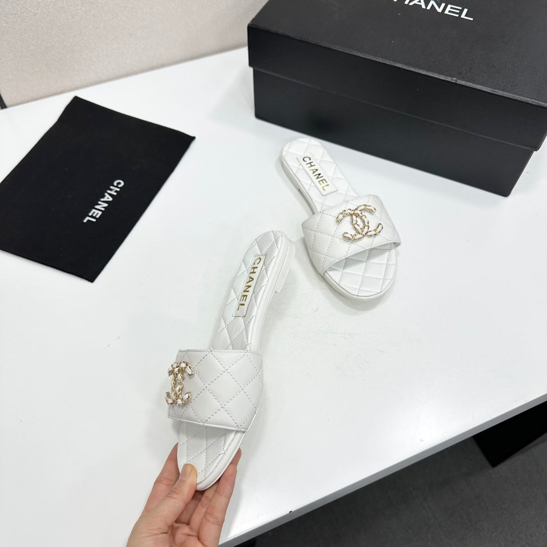 CHANEL 26S SANDALS IN WHITE QUILTED LEATHER
