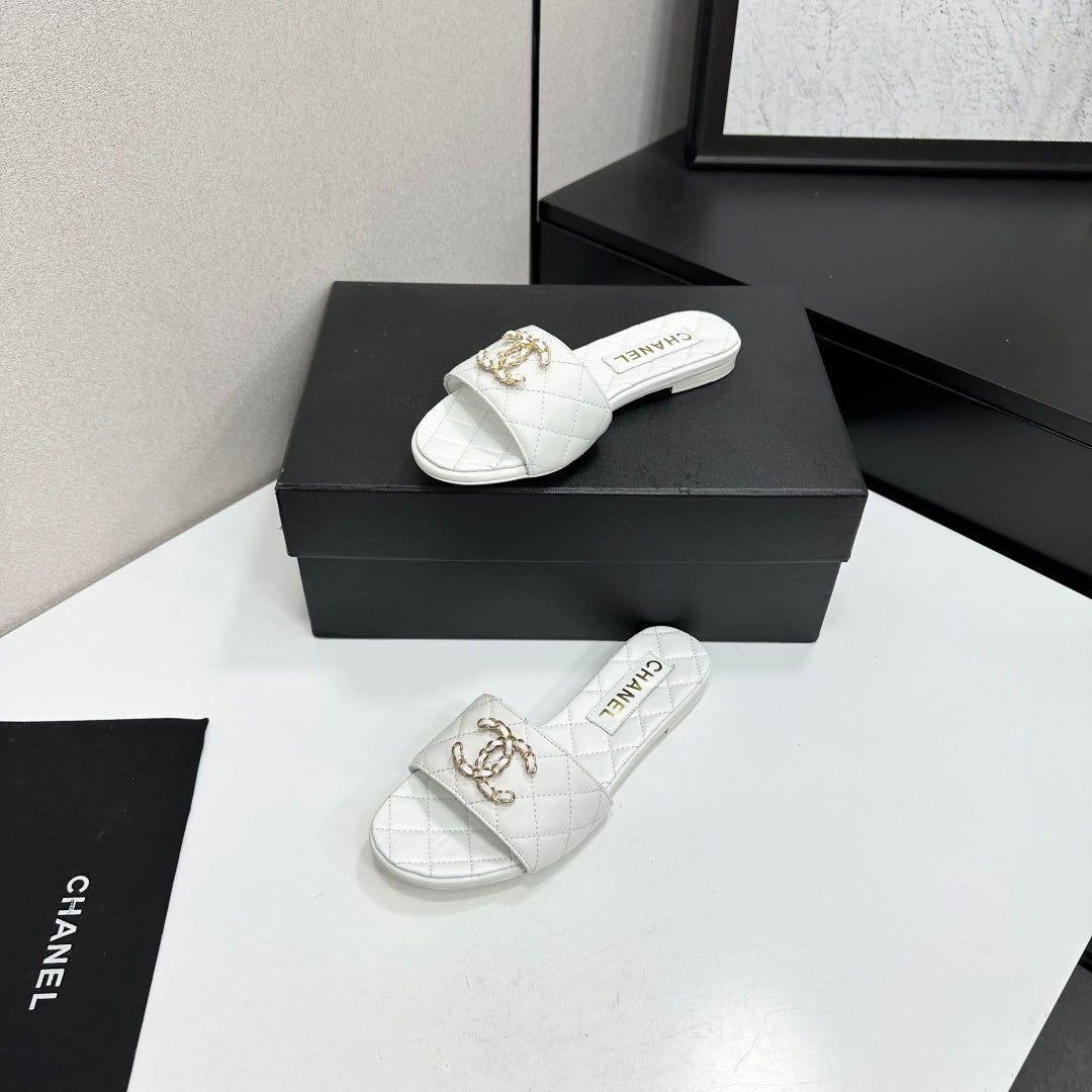 CHANEL 26S SANDALS IN WHITE QUILTED LEATHER