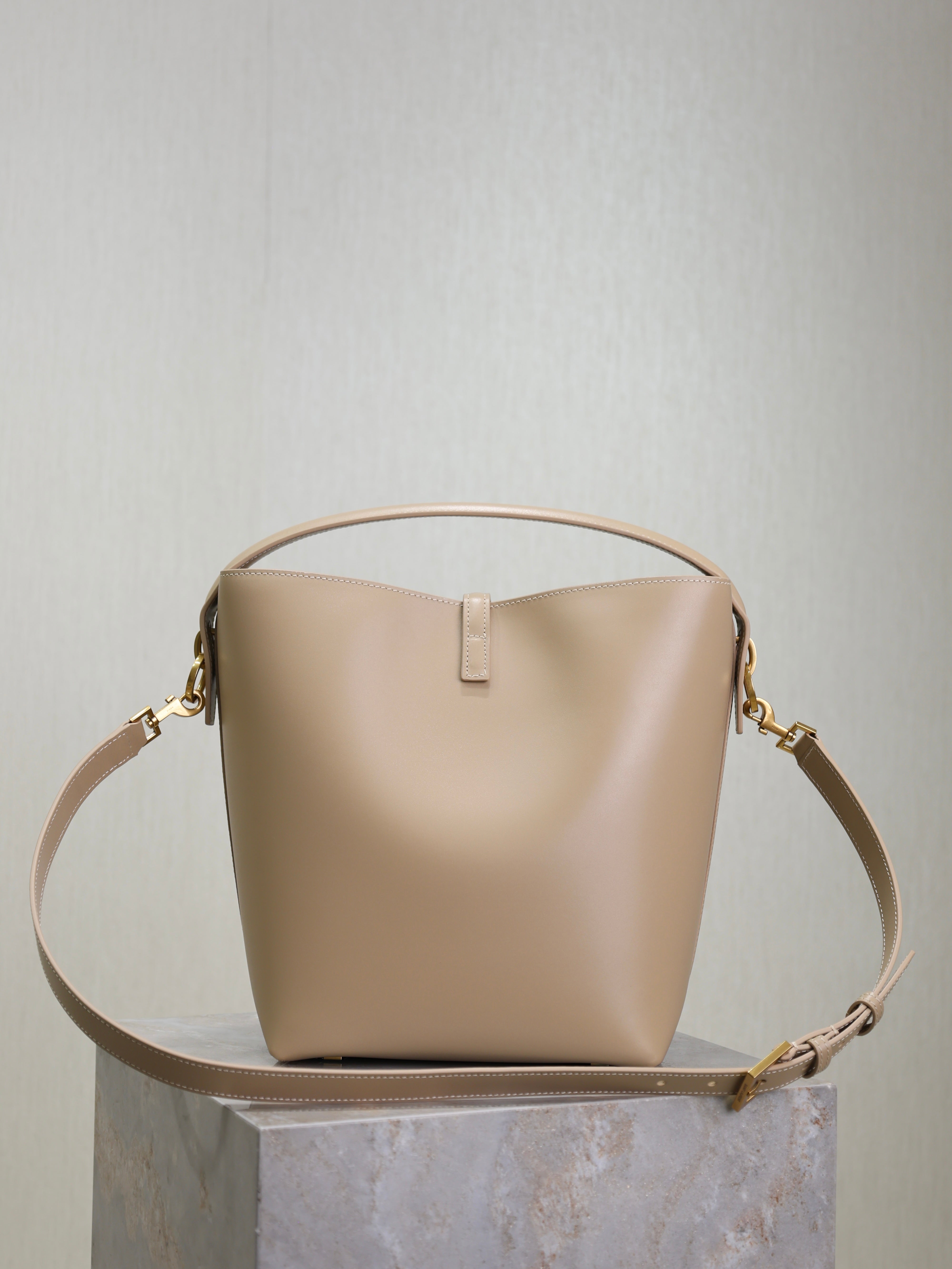 YSL 25S LE 5 À 7 BUCKET 26 IN NUDE CALFSKIN GOLD HARDWARE
