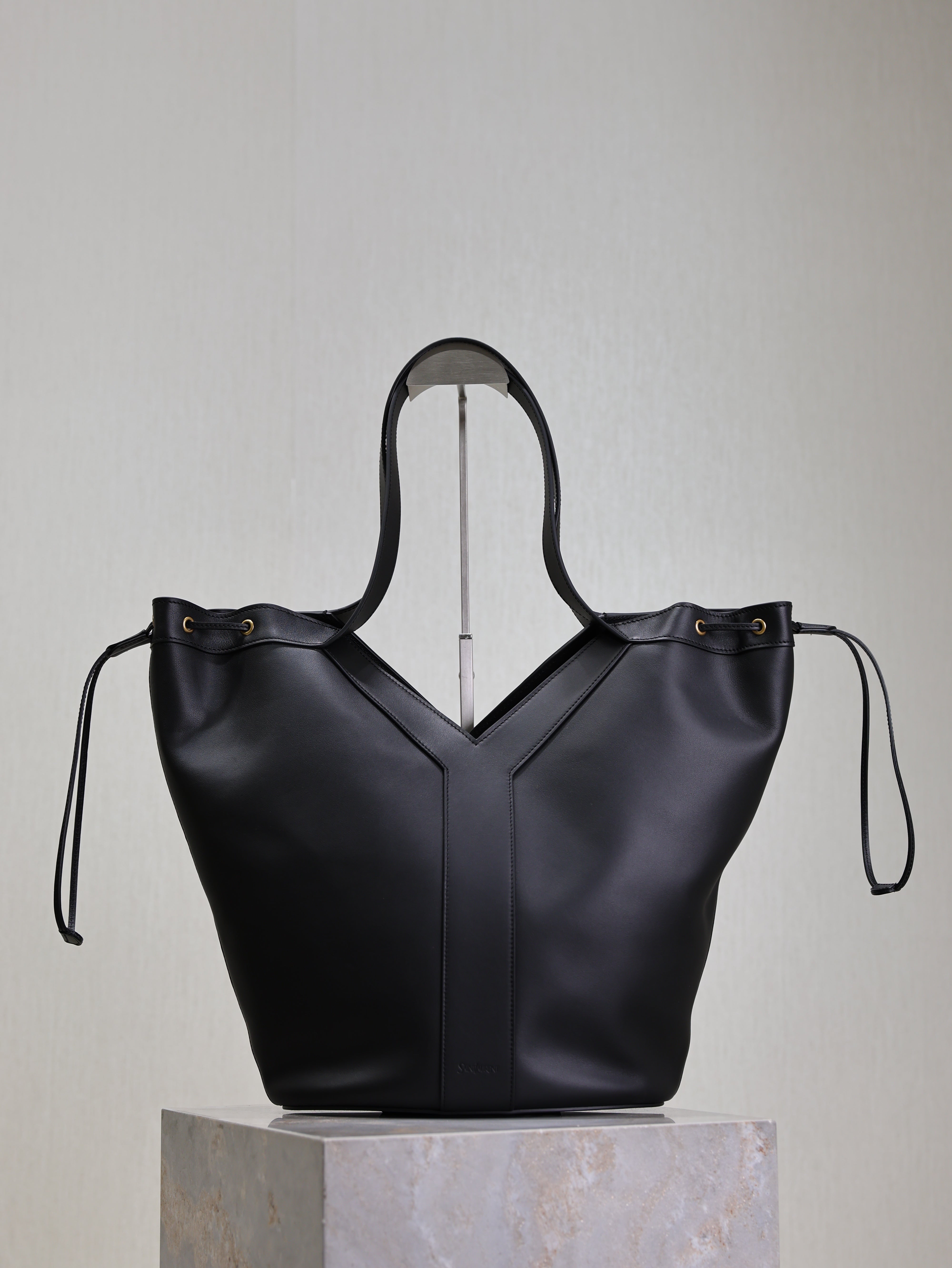 YSL 25S Y LARGE HOBO 50 IN BLACK CALFSKIN GOLD HARDWRE