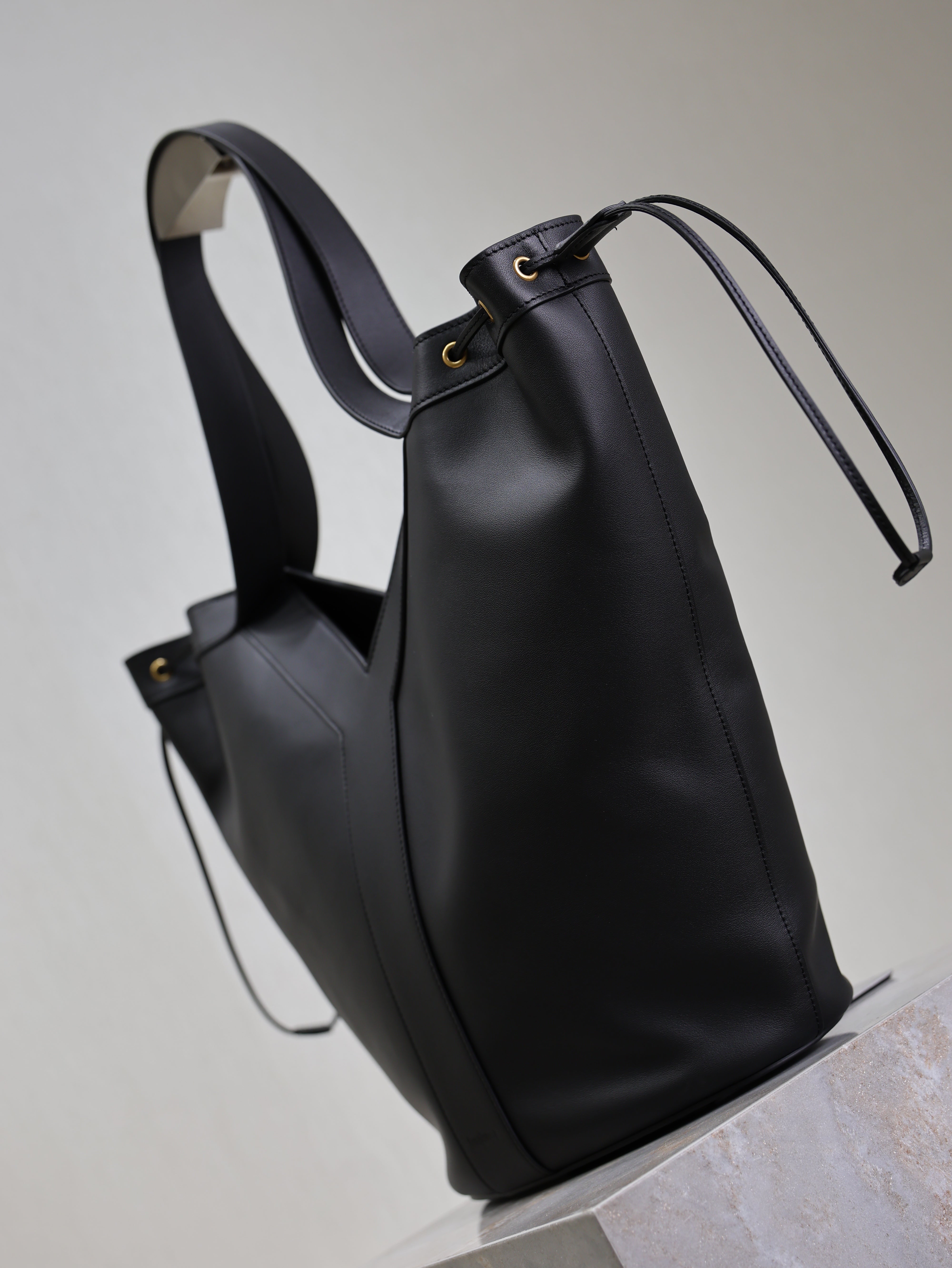 YSL 25S Y LARGE HOBO 50 IN BLACK CALFSKIN GOLD HARDWRE
