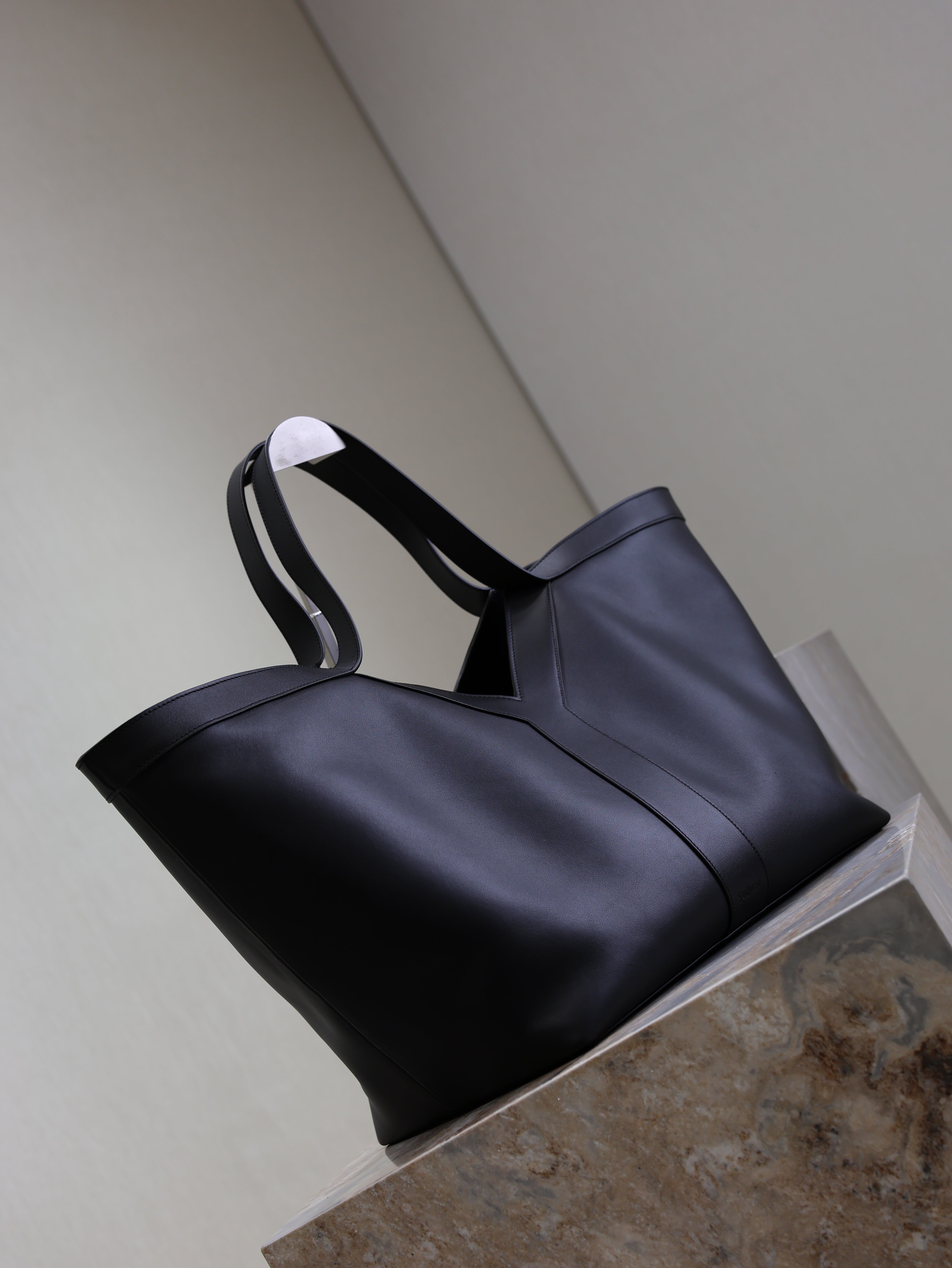 YSL 25S Y TOTE 50 IN BLACK CALFSKIN GOLD HARDWRE