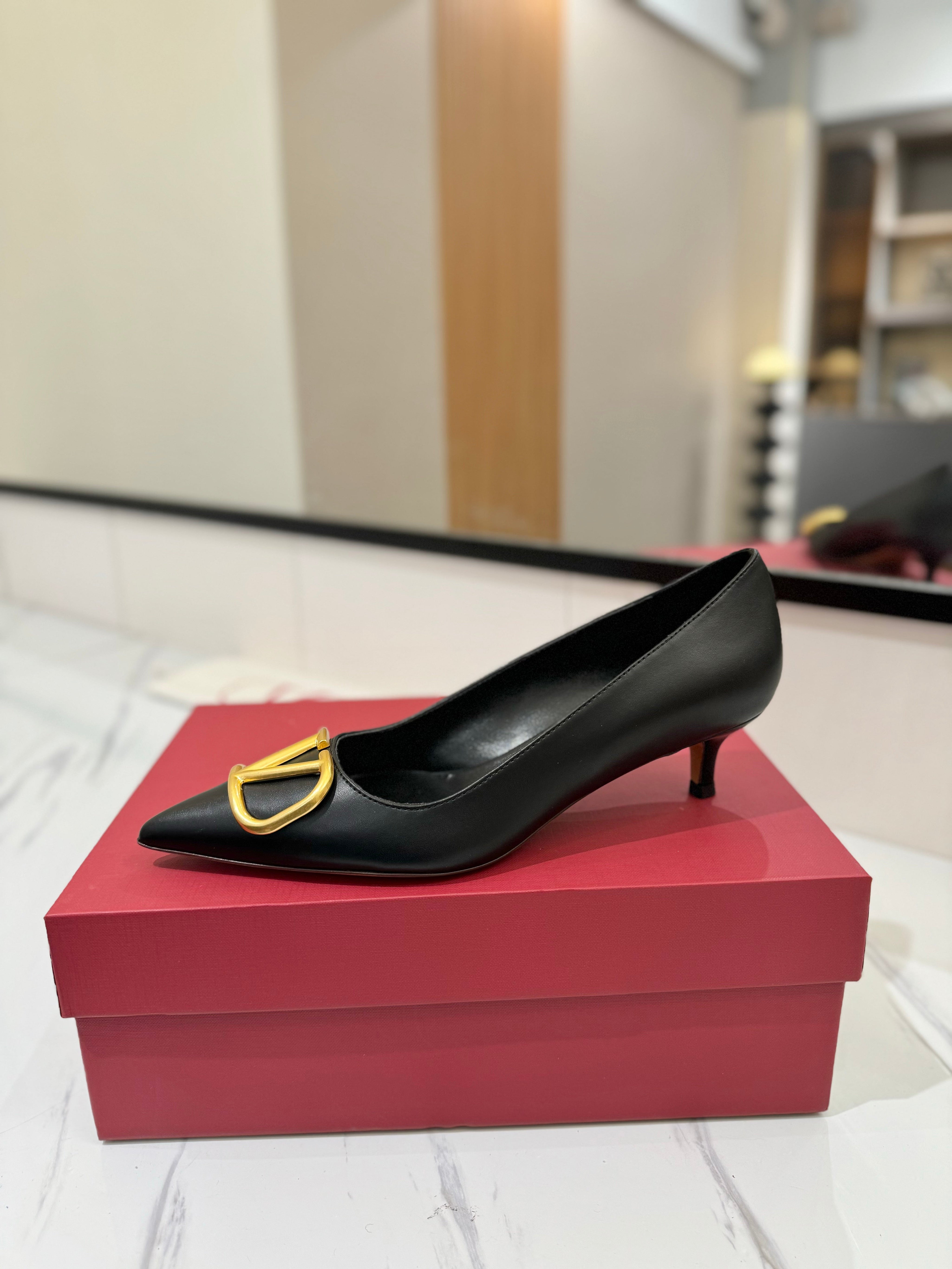 VALENTINO 26S HIGH HEELS 45 MM IN BLACK SMOOTH CALFSKIN WITH GOLD HARDWARE