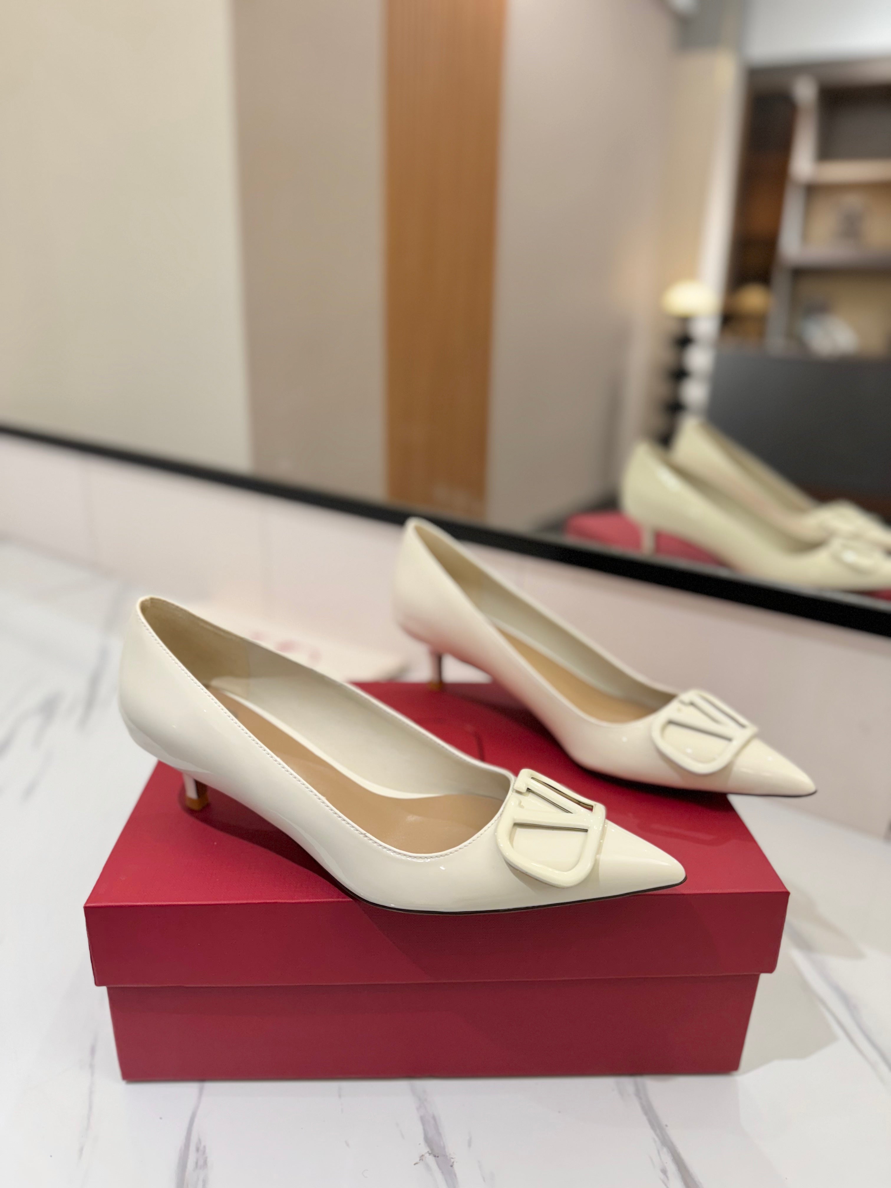 VALENTINO 26S HIGH HEELS 45 MM IN CREAM WHITE PATENT CALFSKIN