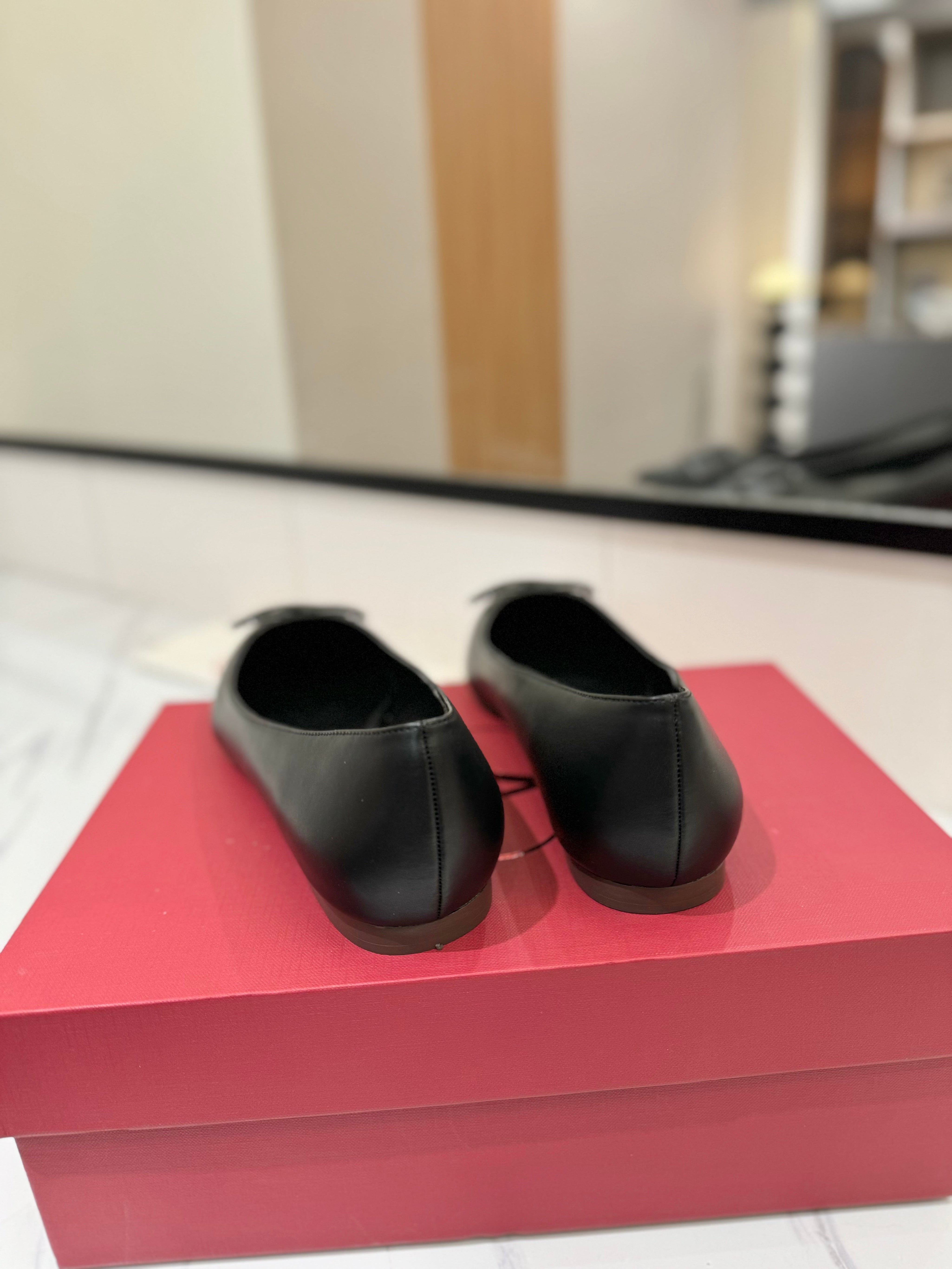 VALENTINO 26S BALLET FLATS IN BLACK SMOOTH CALFSKIN