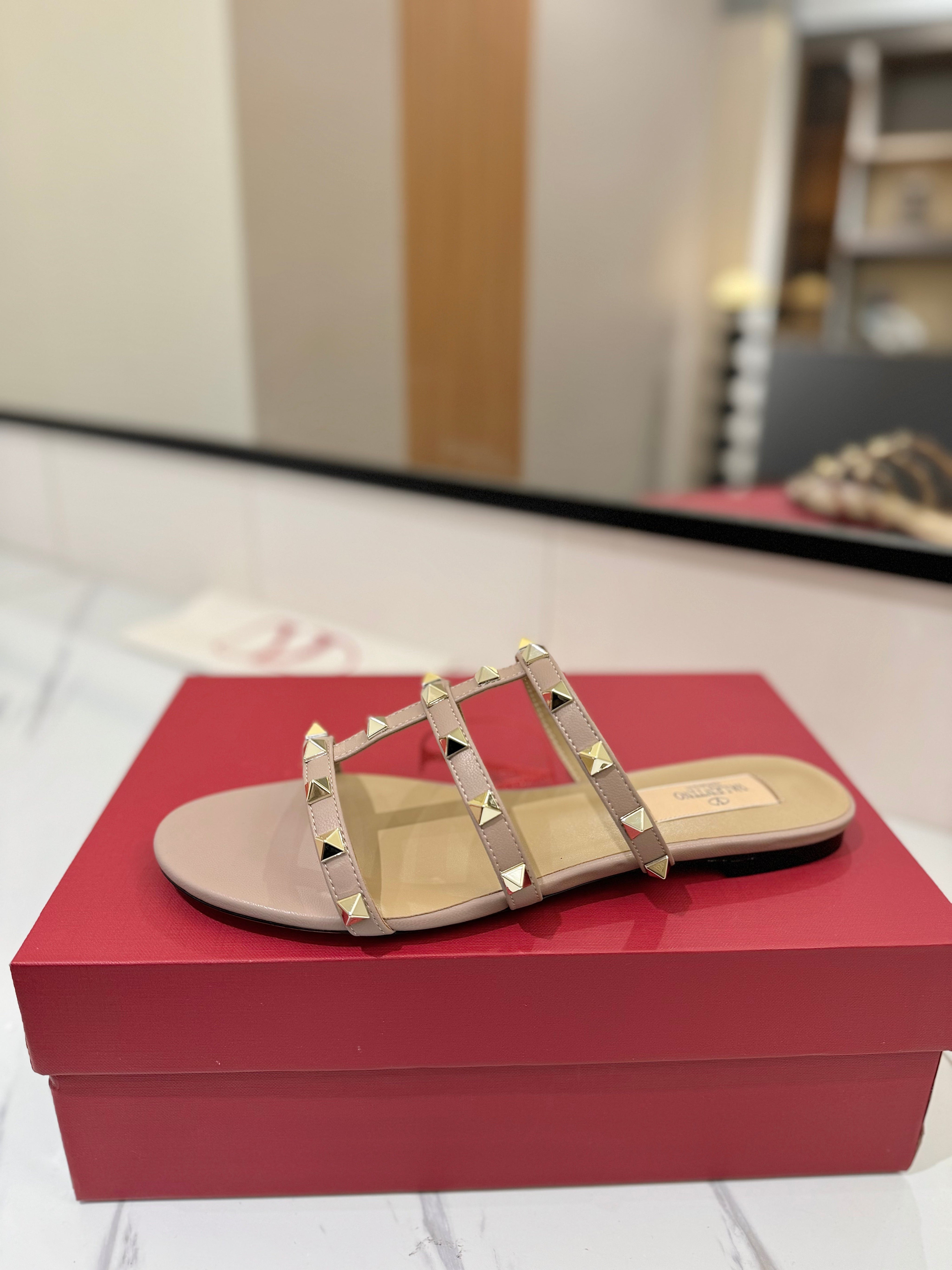 VALENTINO 26S SANDALS IN NUDE CALFSKIN WITH GOLD STUDS