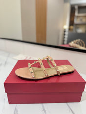 VALENTINO 26S SANDALS IN BEIGE PINK PATENT CALFSKIN WITH GOLD STUDS