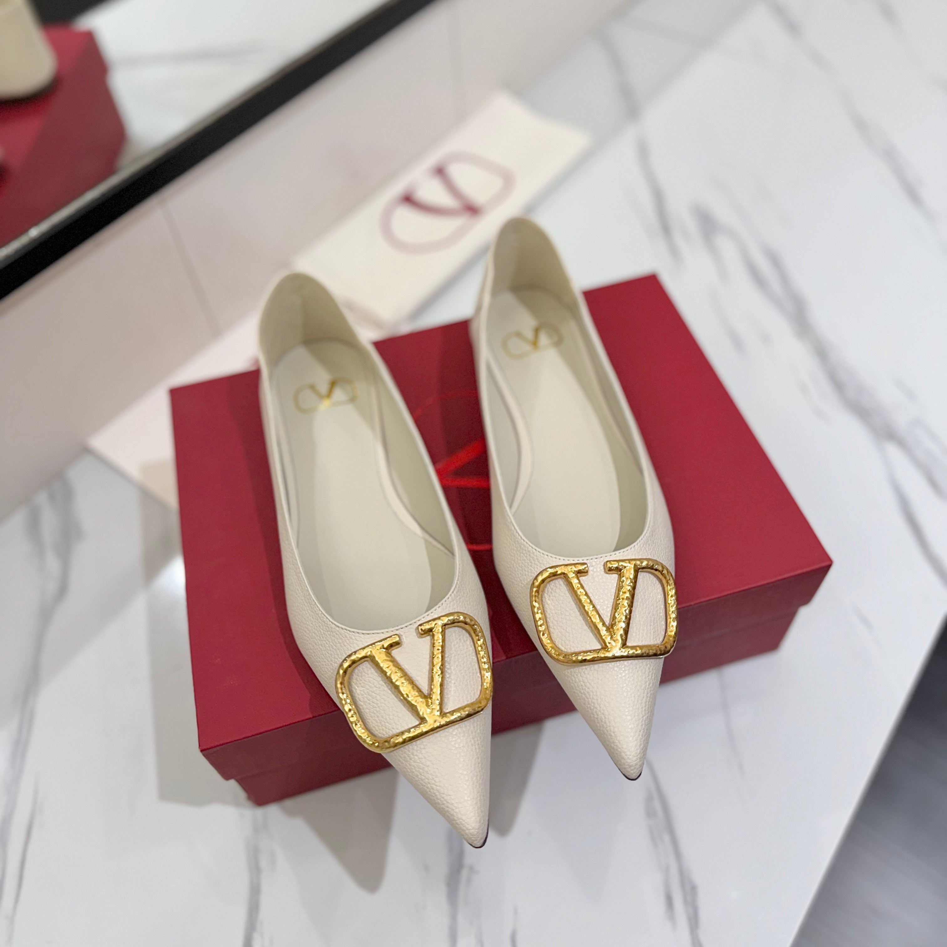 VALENTINO 26S BALLET FLATS IN WHITE GRAINED CALFSKIN WITH GOLD HARDWARE
