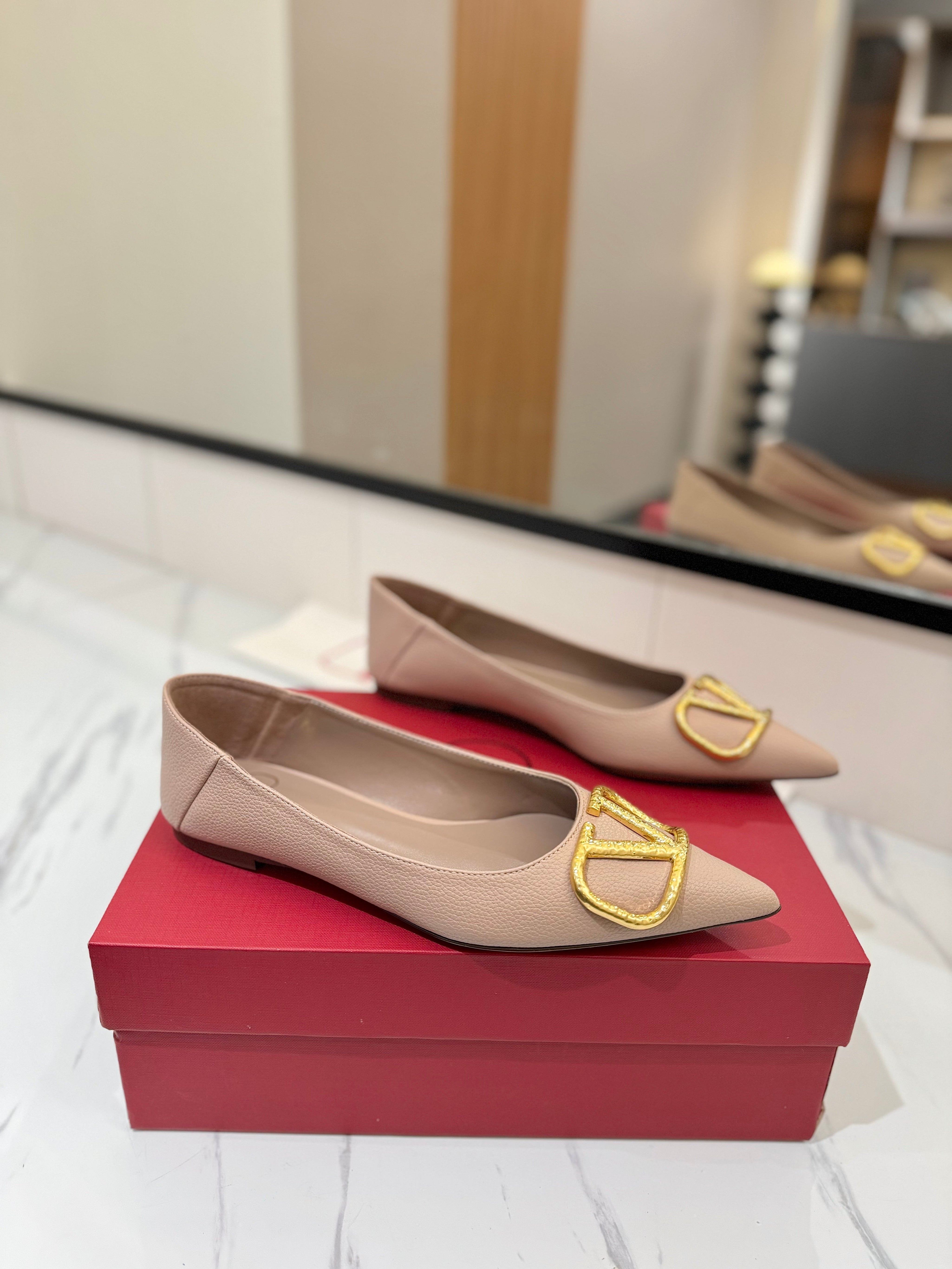 VALENTINO 26S BALLET FLATS IN NUDE GRAINED CALFSKIN WITH GOLD HARDWARE