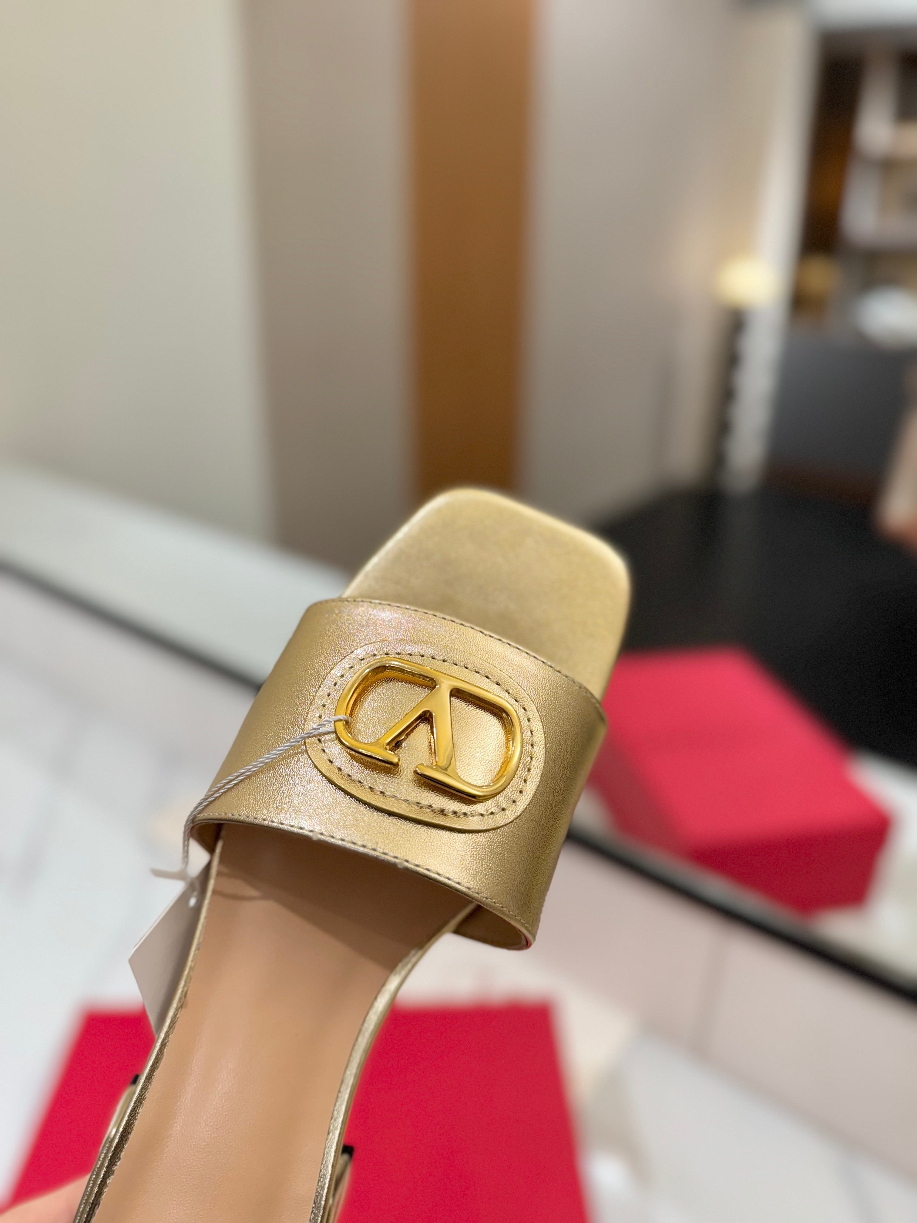 VALENTINO 26S SANDALS IN GOLD SMOOTH CALFSKIN WITH GOLD HARDWARE