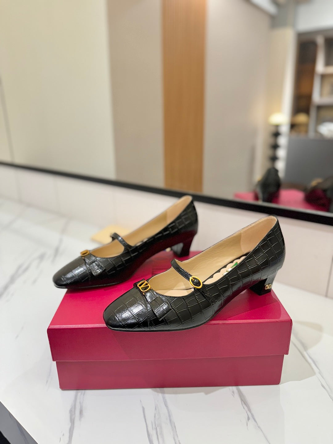 VLTN VLOGO SIGNATURE ROUND-TOE HEELS 25S IN BLACK LAMBSKIN SNAKE-EMBOSSED