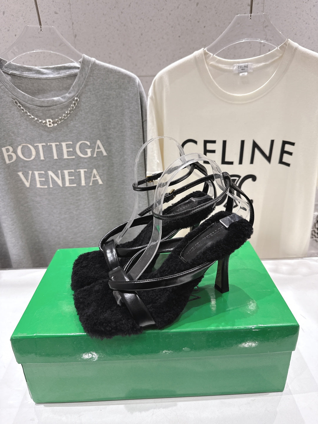 BOTTEGA VENETA 26S HIGH-HEEL SANDALS IN BLACK LAMBSKIN AND SHEARLING