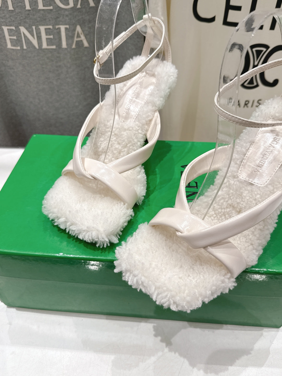 BOTTEGA VENETA 26S HIGH-HEEL SANDALS IN OFF WHITE LAMBSKIN AND SHEARLING