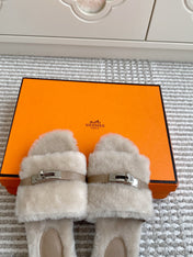 HM 25S GIULIA SANDAL IN PALE BEIGE GRAY SHEARLING WITH SILVER HARDWARE