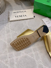 BOTTEGA VENETA 26S FLAT THONG SANDALS IN GOLD LAMBSKIN
