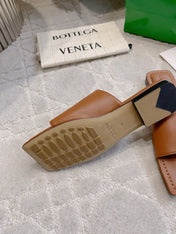 BOTTEGA VENETA 26S FLAT THONG SANDALS IN BROWN LAMBSKIN