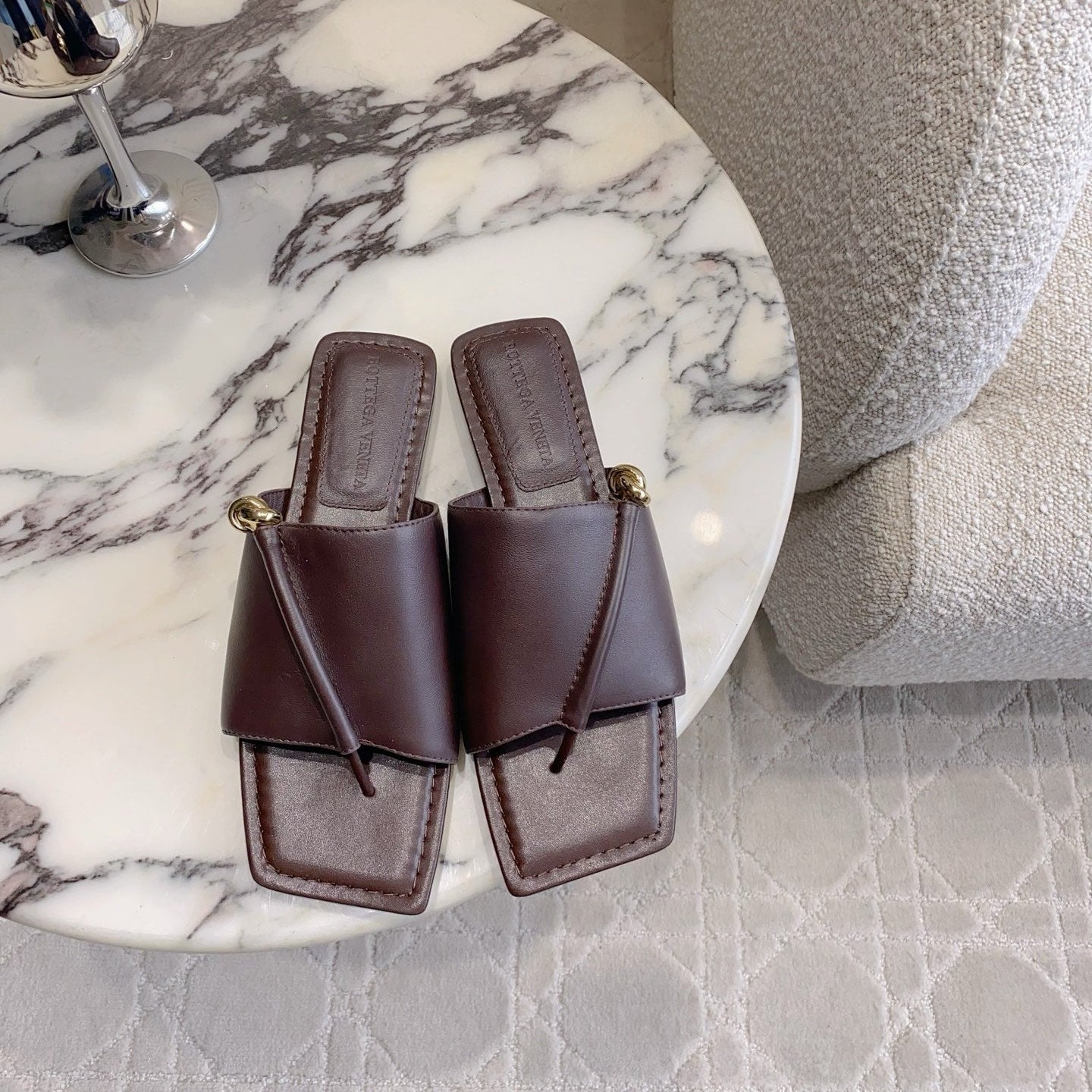 BOTTEGA VENETA 26S FLAT THONG SANDALS IN DARK BROWN LAMBSKIN