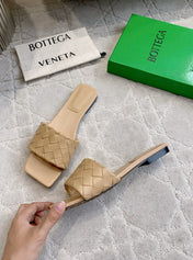 BOTTEGA VENETA 26S SQUARE-TOE SLIDE SANDALS IN BEIGE LAMBSKIN