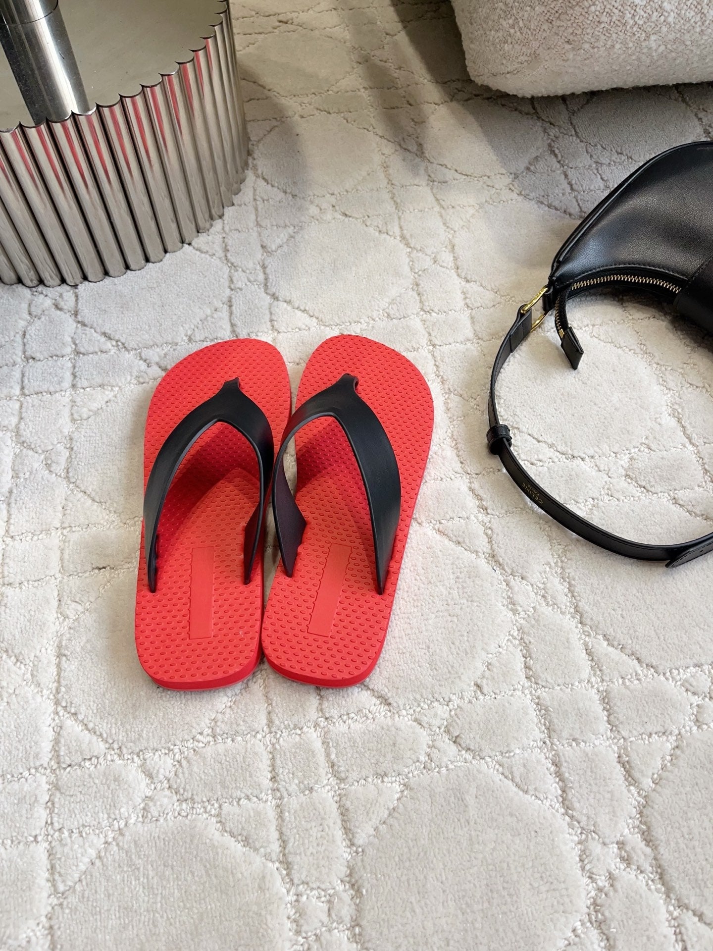 THE ROW 26S THONG SANDALS IN RED RUBBER WITH BLACK STRAPS CALFSKIN